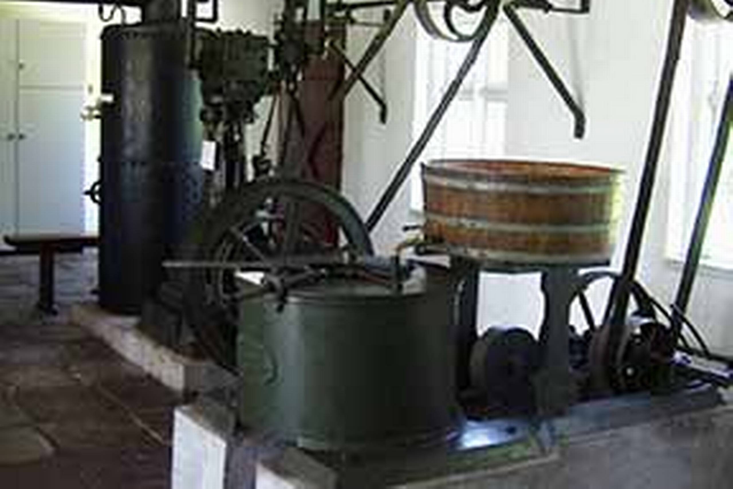 Foto af mejerisalen i Hjedding Mejeri. Hjedding Andelsmælkeri grundlagdes med mælkeleverancer fra 400 køer og opnåede straks så gode smørpriser, at dets produktions- og organisationsprincipper hurtigt blev anerkendt og kopieret. Mejeribygningen og det originale produktionsanlæg med den dampkraft drevne centrifuge og smørkærne er bevaret som museum. Museet for Varde By og Omegn