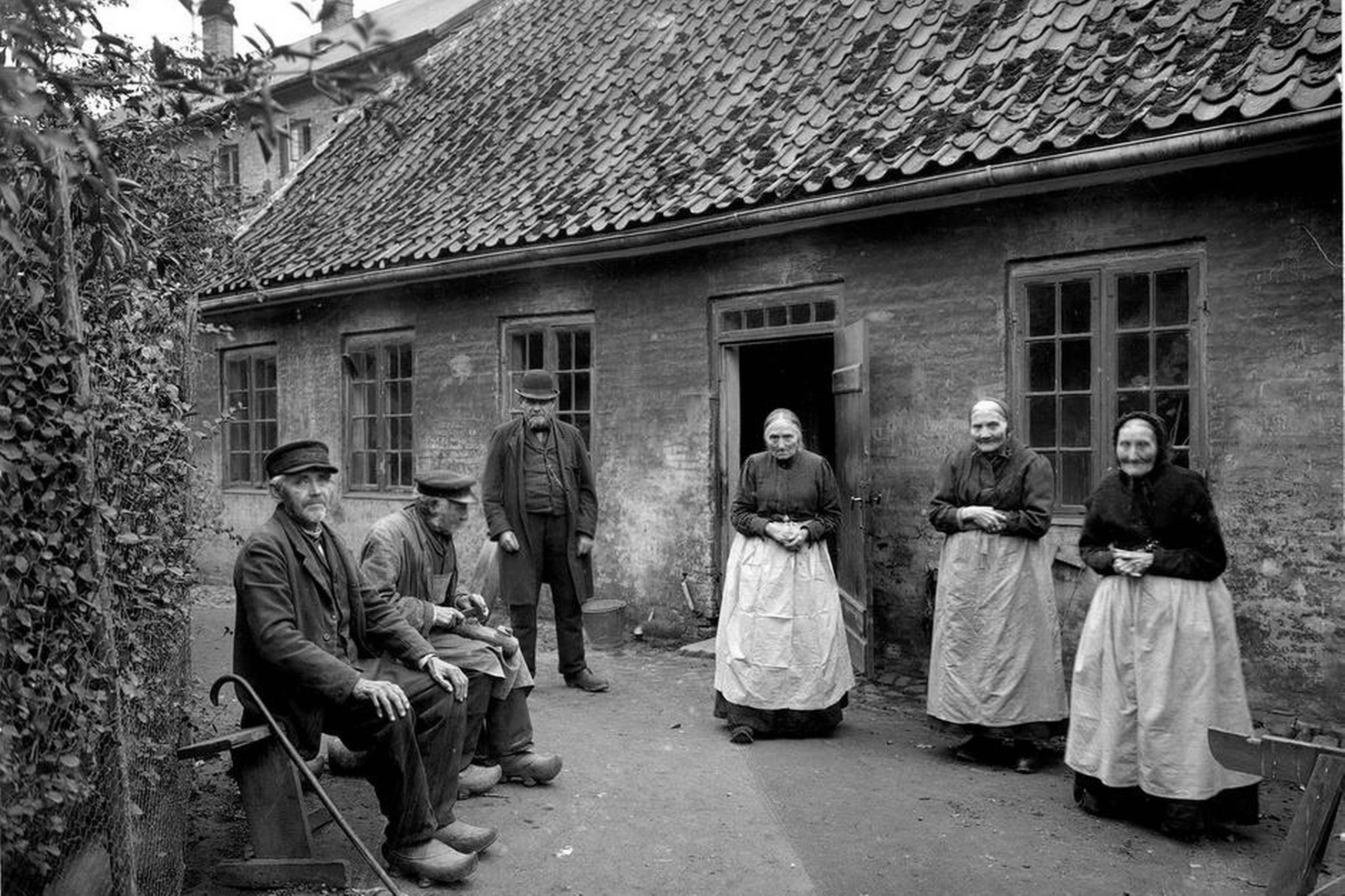 Der var mange, der med længsel så frem til en alderdomsunderstøttelse. Her på et billede fra fattiggården i Roskilde omkring 1900.