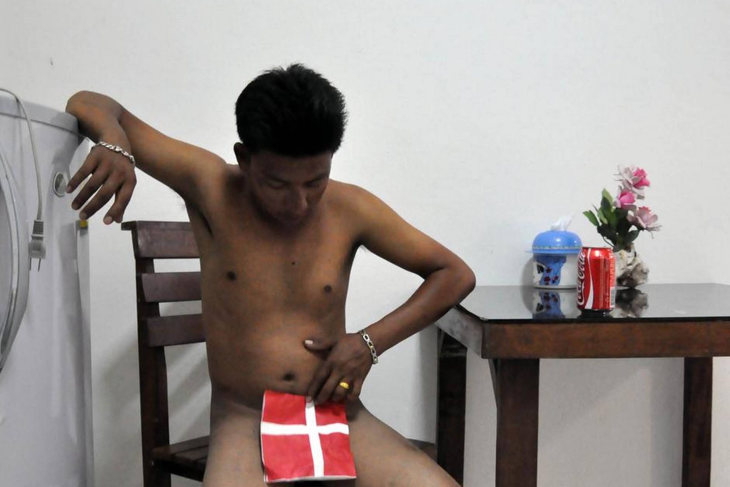 Christina Hagen har selv taget fotografierne i bogen, der kredser om prostitution og kropsligt forfald. De er flotte i al deres realistiske uskønhed, mener JP’s anmelder.