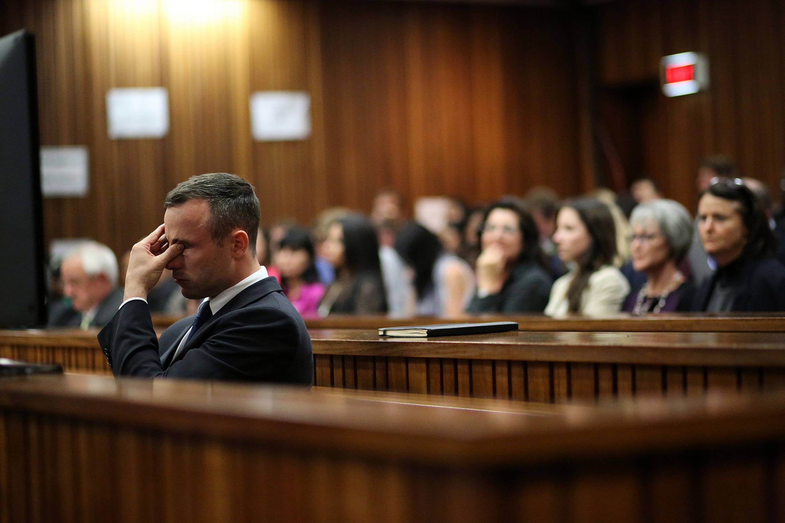 Oscar Pistorius brød gang på gang sammen i gråd under den seneste uges afhøring i sagen om drabet på hans kæreste, juristen og fotomodellen Reeva Steenkamp. Foto: Siphiwe Sibeko/AP