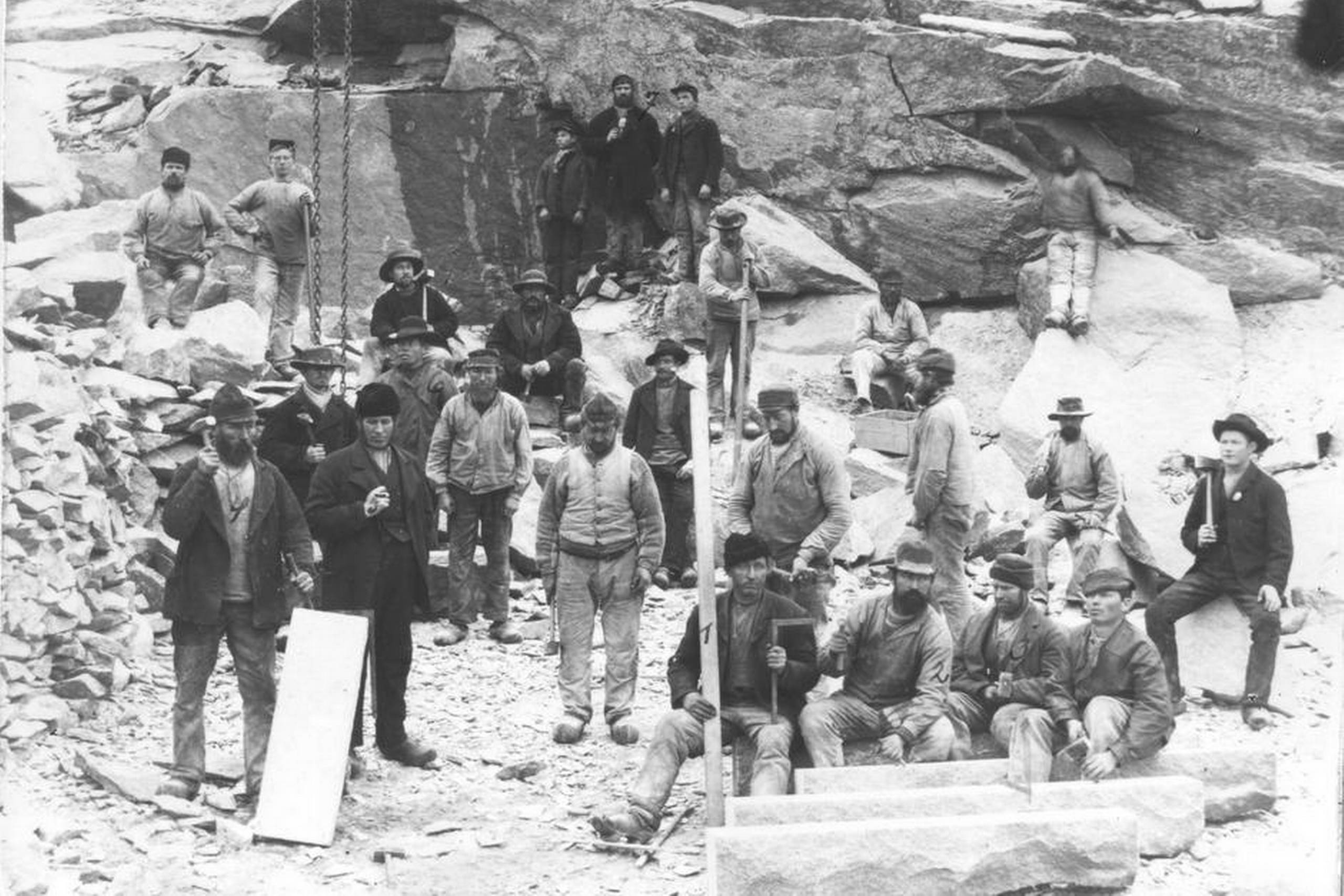 Det var ikke kun landarbejdere, der drog til Bornholm. Den stærkt voksende stenindustri blev i høj grad bemandet med stenbrudsarbejdere fra Blekinge. I 1901 var 35 pct. af Allinge-Sandvigs 2.350 indbyggere født i Sverige. Foto: Bornholms Museum