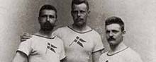 1896 var også året,
hvor De Olympiske
Lege blev genoplivet.
Konkurrencerne foregik
i Athen, og Danmark
var repræsenteret af
disse tre atleter. Fra
venstre er det Eugen
Schmidt, der ikke vandt
medaljer. Men det
gjorde Holger Nielsen
som nr. 2 i skydning
med fri pistol, og til
højre Viggo Jensen, der
vandt to-hånds vægtløftning
og blev nr. 2 i
en-hånds vægtløftning.