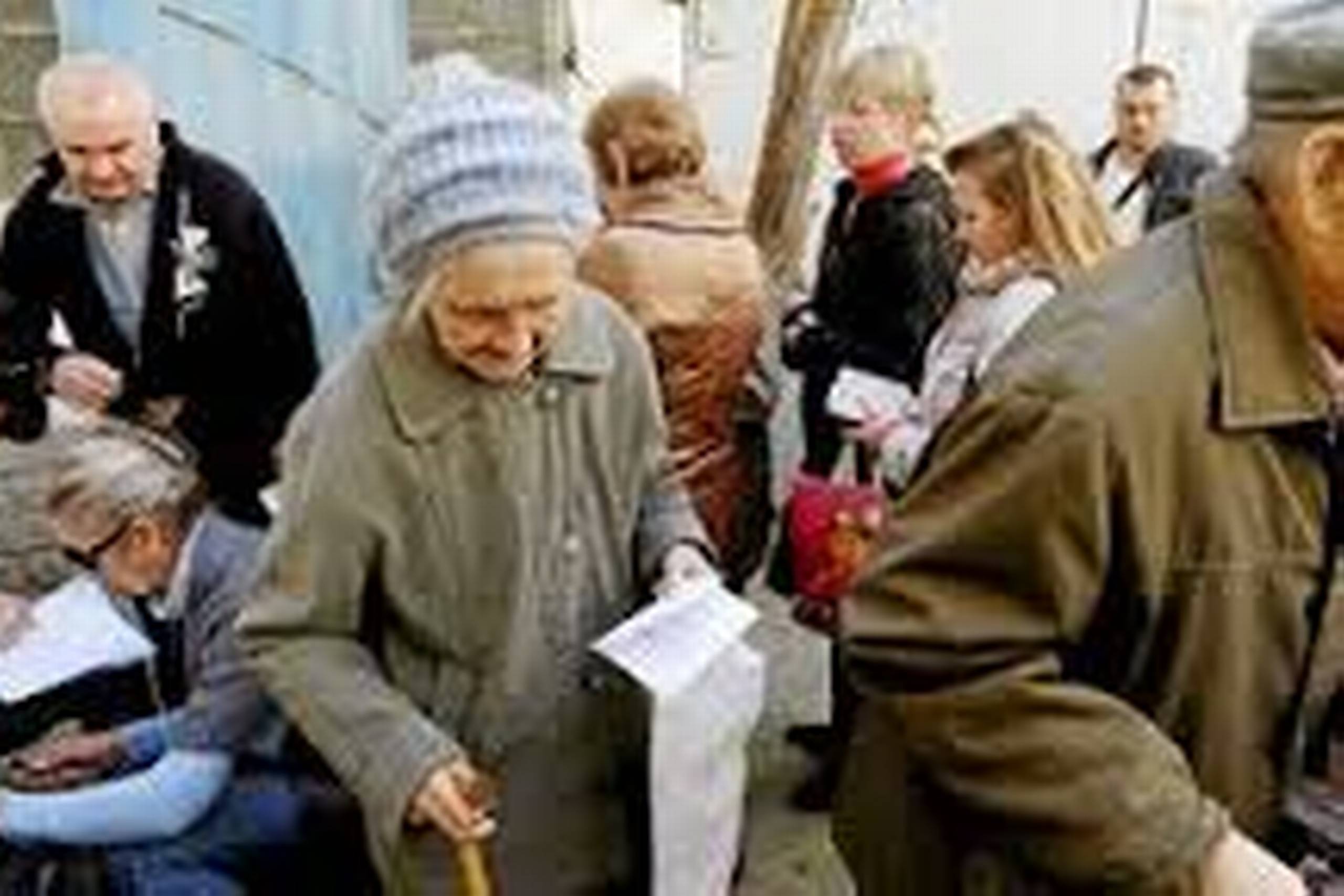 ”Hungerkrigen” var i 1899 storlockoutens tilnavn, og den samtidige tegning fra tidsskriftet ”Ravnen” giver et alt for friseret indtryk af, hvordan arbejderbørn blev bespist i borgerkredse. De barske realiteter trænger sig imidlertid på i tegningens sort-hvide cirkel. Nøden var meget alvorlig, men solidariteten tilsvarende stor mellem jævne folk.