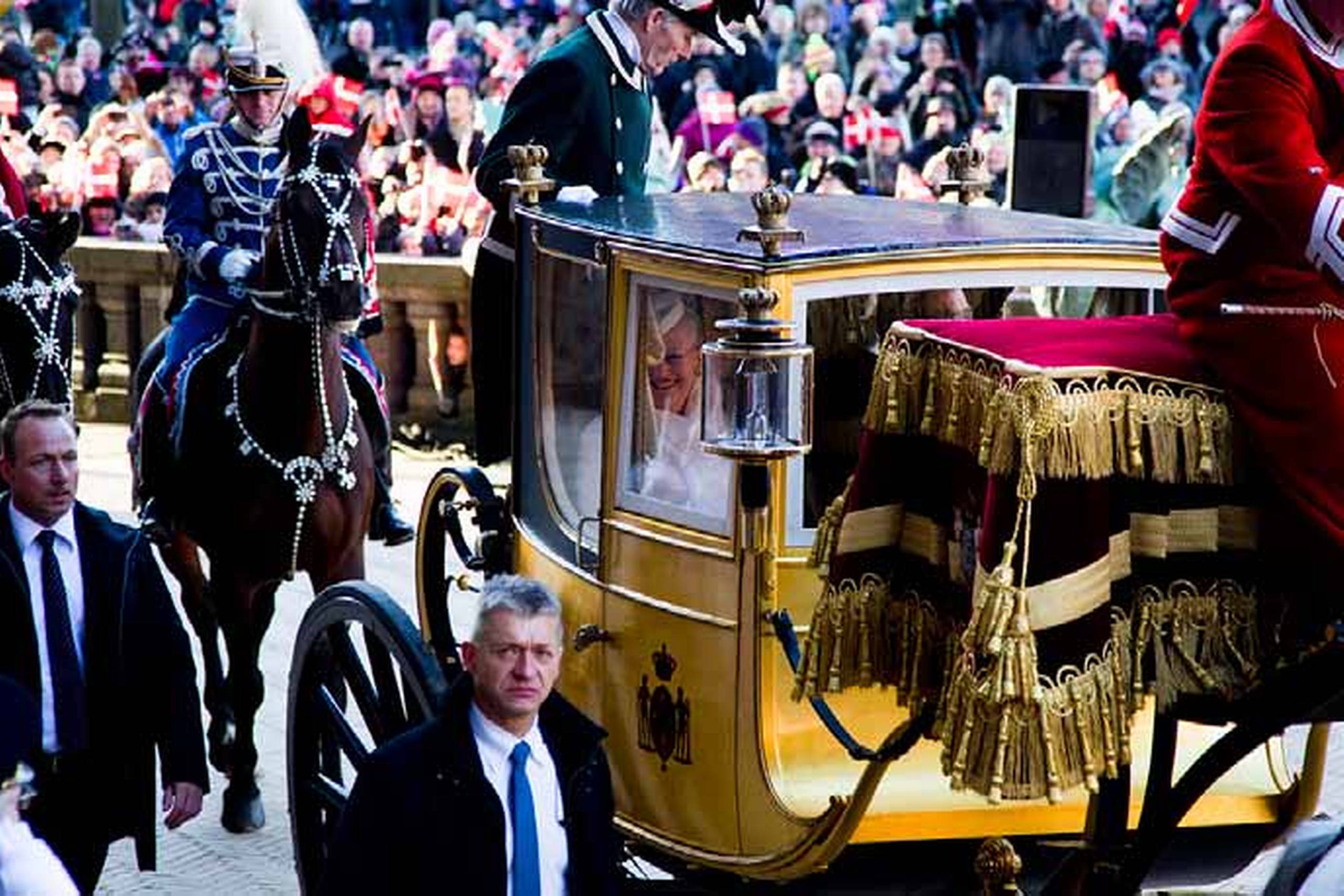 Med Systemskiftet i 1901, Påskekrisen i 1920 og endelig 1953-grundloven blev det danske kongeembede tømt for politisk indhold. Men måske netop derfor er det danske kongehus mere populært i dag end nogensinde før. Og selvom enevælden blev afskaffet for over 150 år siden, opfører vi os stadig som gode undersåtter, når dronningens guldkaret kommer forbi. Foto: Polfoto