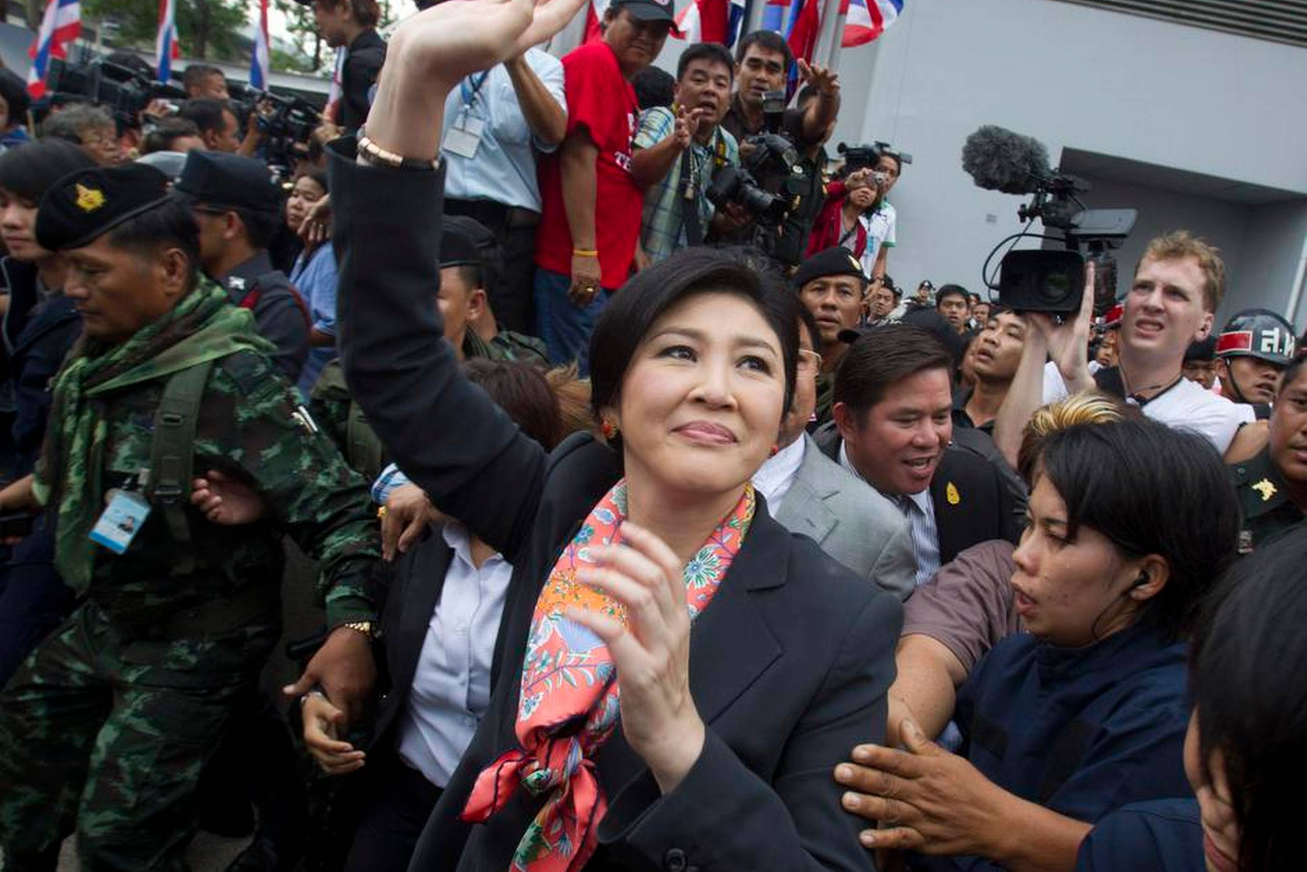 Premierminister Yingluck Shinawatra vinker til sine sympatisører i går i Bangkok, efter højesteret beordrede hende til at gå af. Foto: Sakchai Lalit/AP