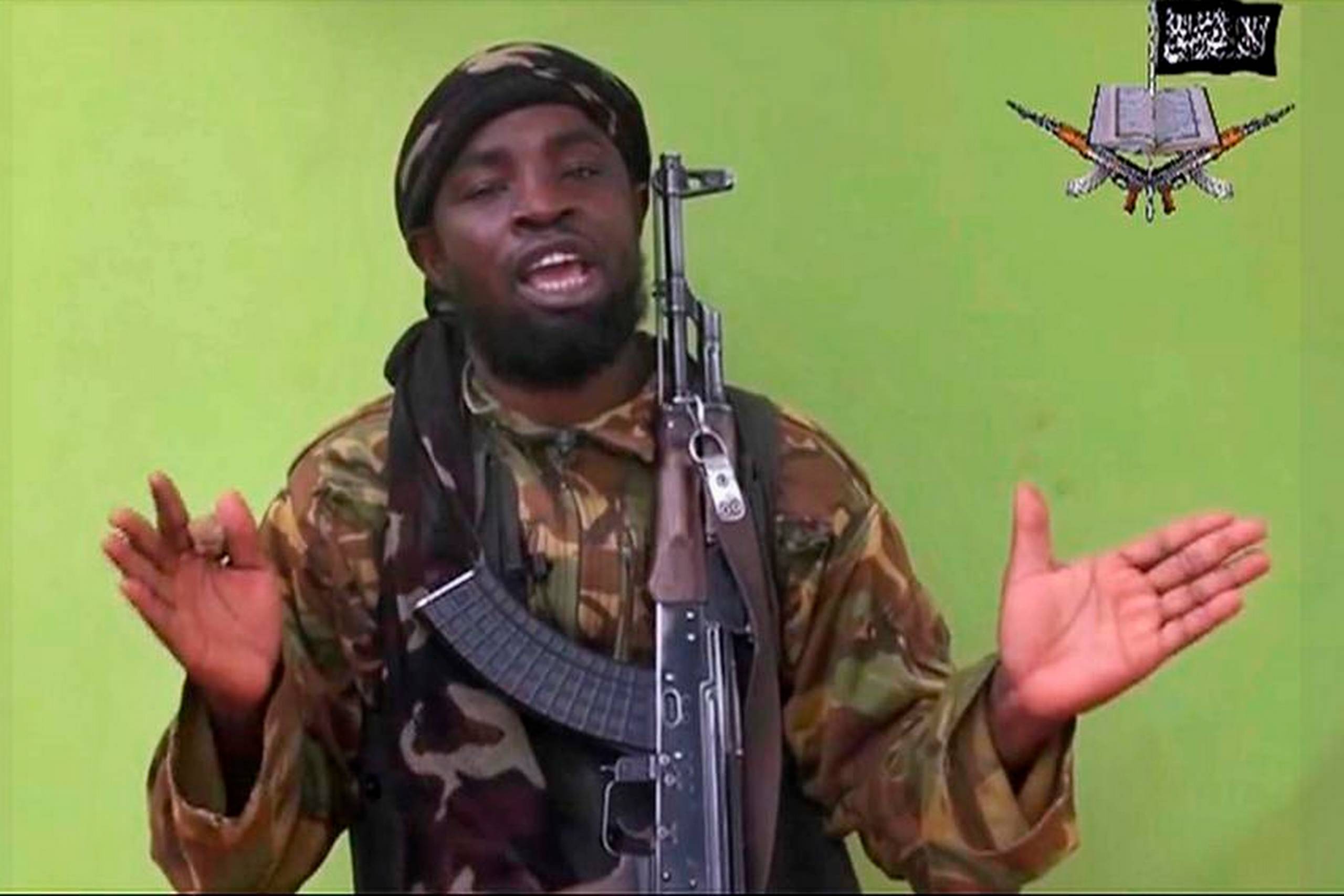 Lederen af terrorgruppen Boko Haram, Abubakar Shekau, har flere gange optrådt i videoer og talt om, hvad han vil gøre ved de mange bortførte piger. Foto: AP