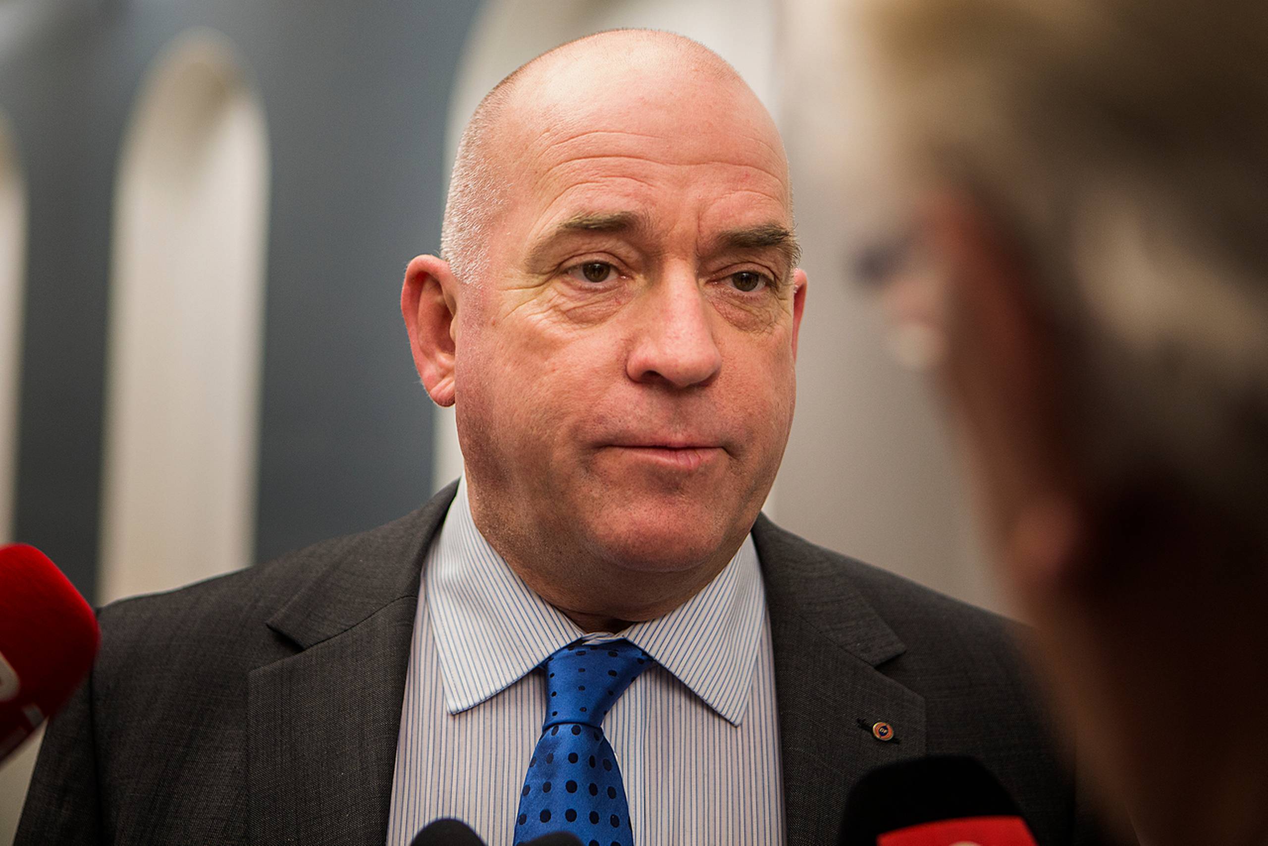 Hos Dansk Folkeparti har udenrigsordfører Søren Espersen også en klar plan for, hvordan den fremtidige udviklingsbistand skal se ud: »Vi skal hjælpe langt færre lande og skære antallet så langt ned som muligt. På den måde kan vi hjælpe mere effektivt. Samtidig skal ulandsbistanden målrettes, så den også kan hjælpe dansk erhvervsliv. Og så vil vi undgå budgetstøtte,« siger Søren Espersen.  