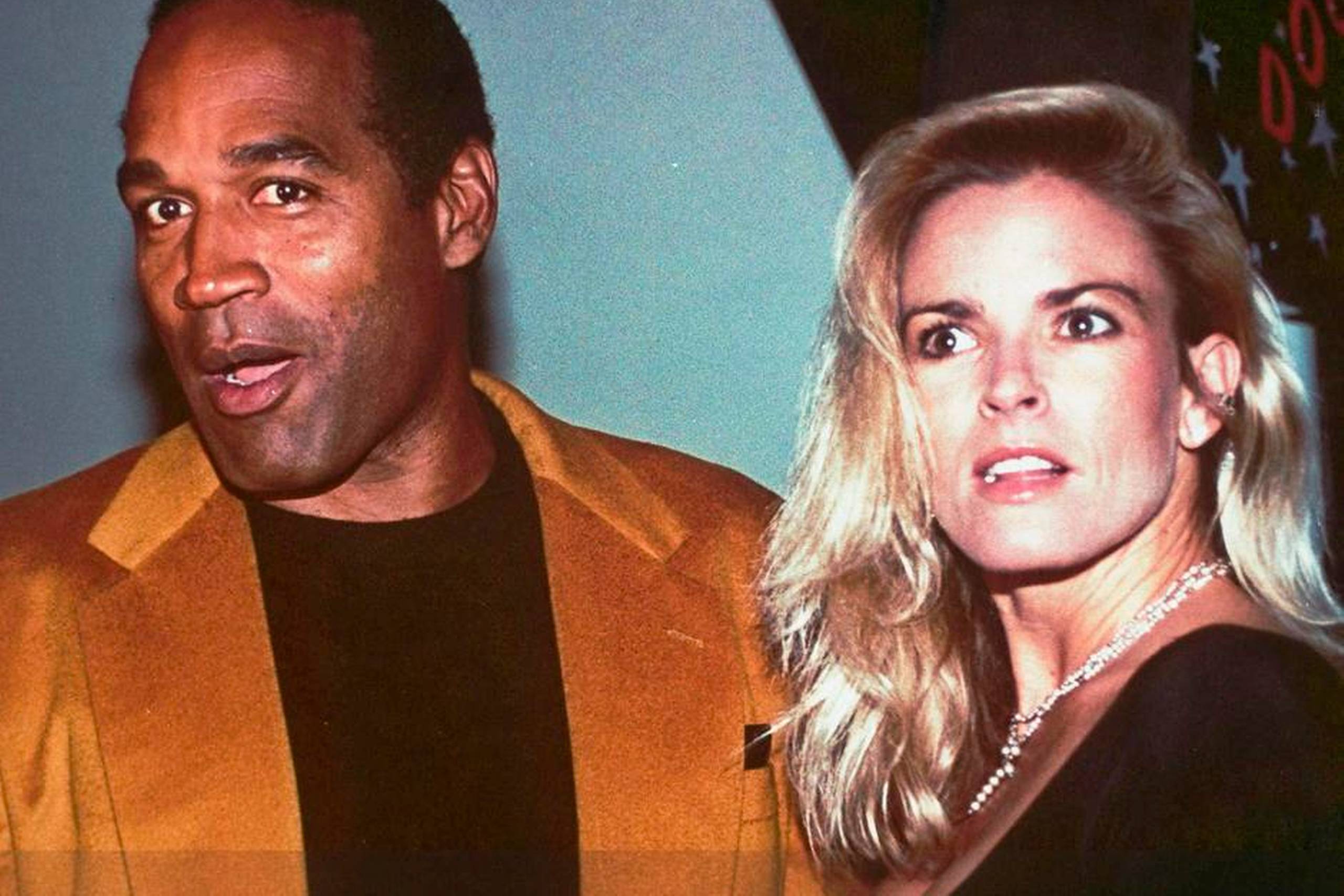 O.J. Simpson og hans ekskone Nicole Brown Simpson i oktober 1993, knap seks måneder inden hun og den unge tjener Ron Goldman blev fundet dræbt af knivstik. Arkivfoto: AP