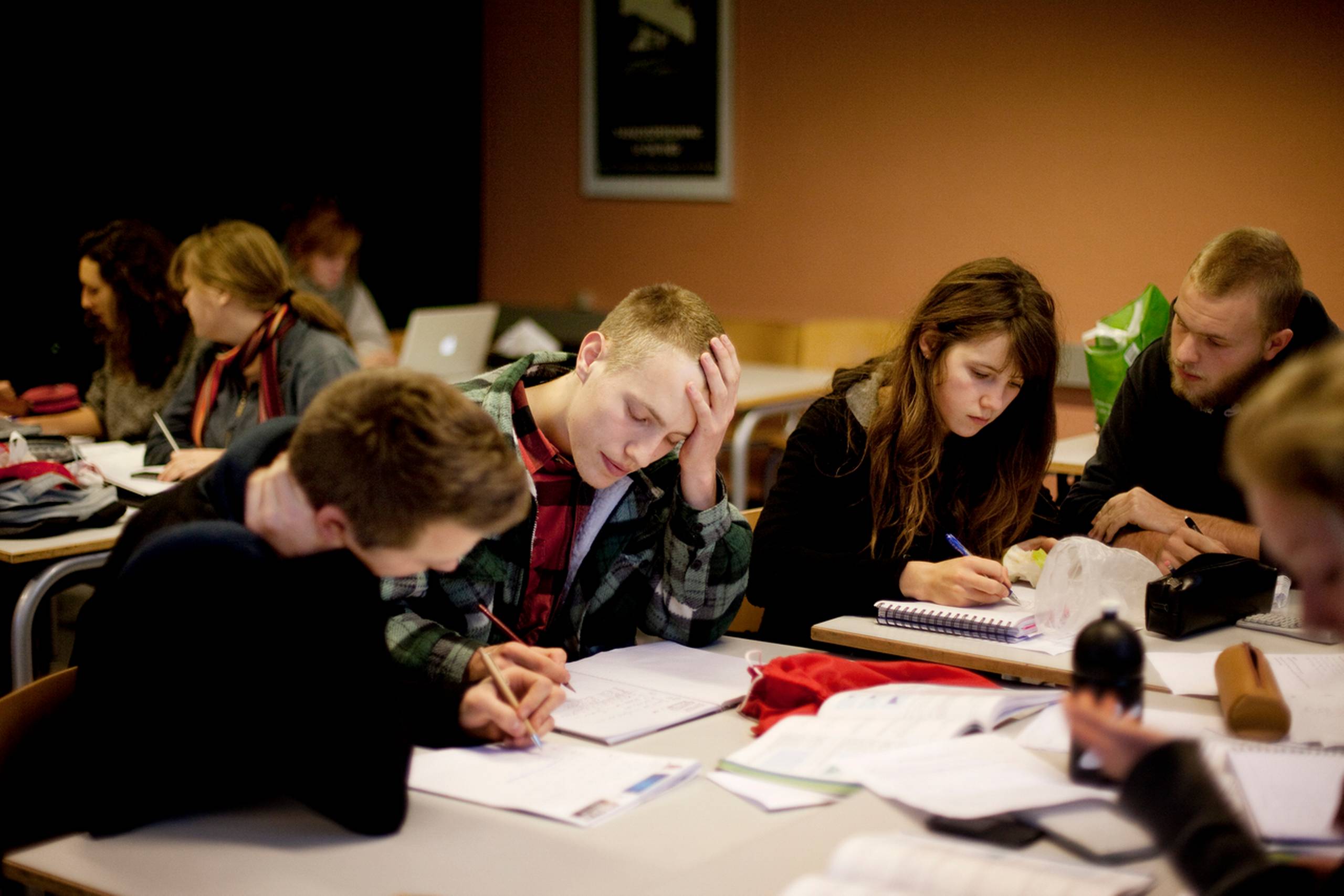 Drenge og piger på gymnasiet har præcis det samme karaktergennemsnit med sig fra folkeskolen, men til studentereksamen har pigerne højere karakterer. Det viser analyse fra tænketanken DEA.