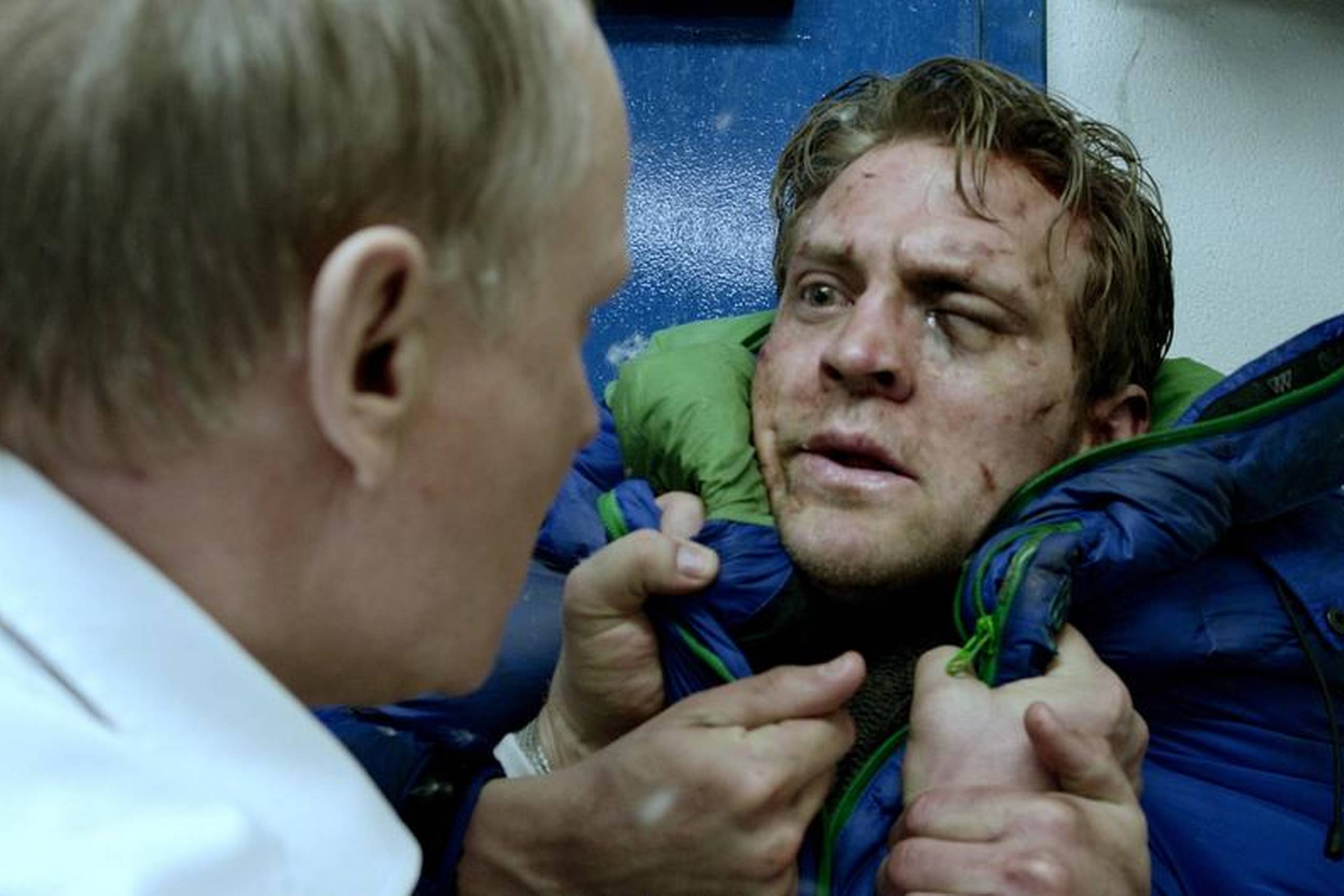 Trænger man til at blive afkølet i sommervarmen, kan en tur i den norske sne i gangsterkomedien ”Kraftidioten” med Stellan Skarsgård (t.v.) i hovedrollen være løsningen. Foto: Miracle Film