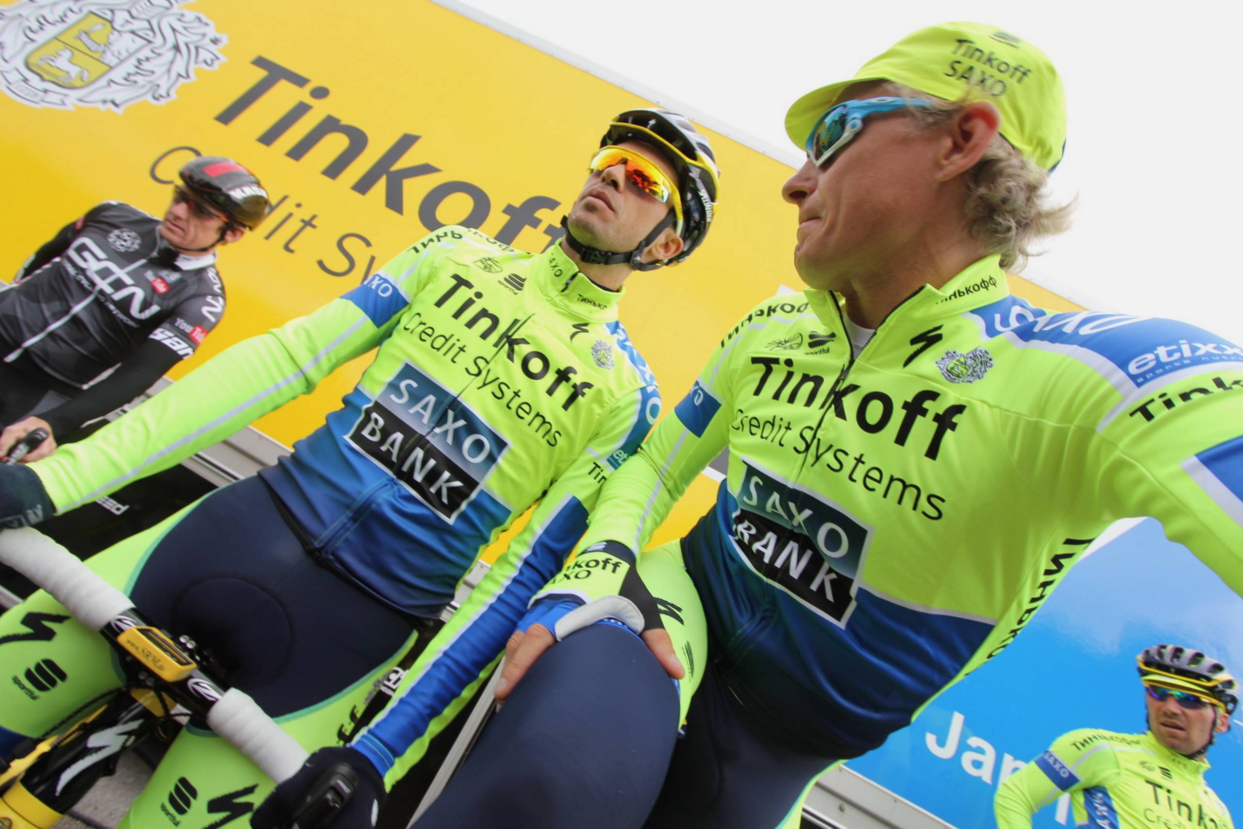 Oleg Tinkov (th) og Alberto Contador (tv) i holdets nye Tour de France-tøj.