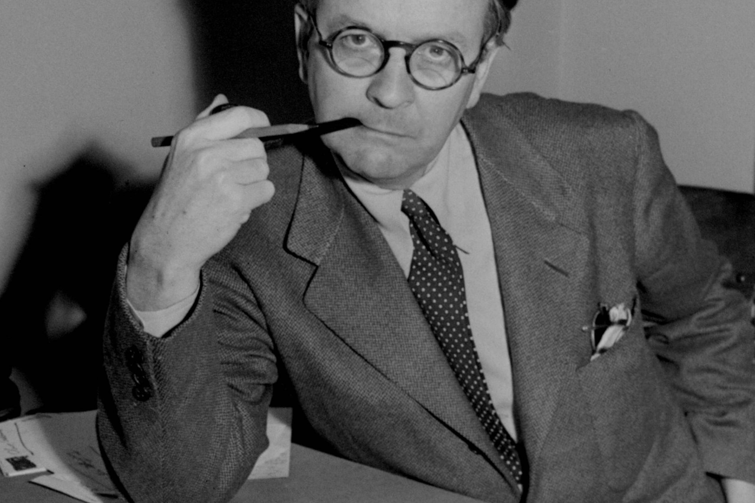 Raymond Chandler var en forhutlet, fordrukken og utilnærmelig forfatter, her fotograferet i 1946, 58 år gammel. Foto: AP 