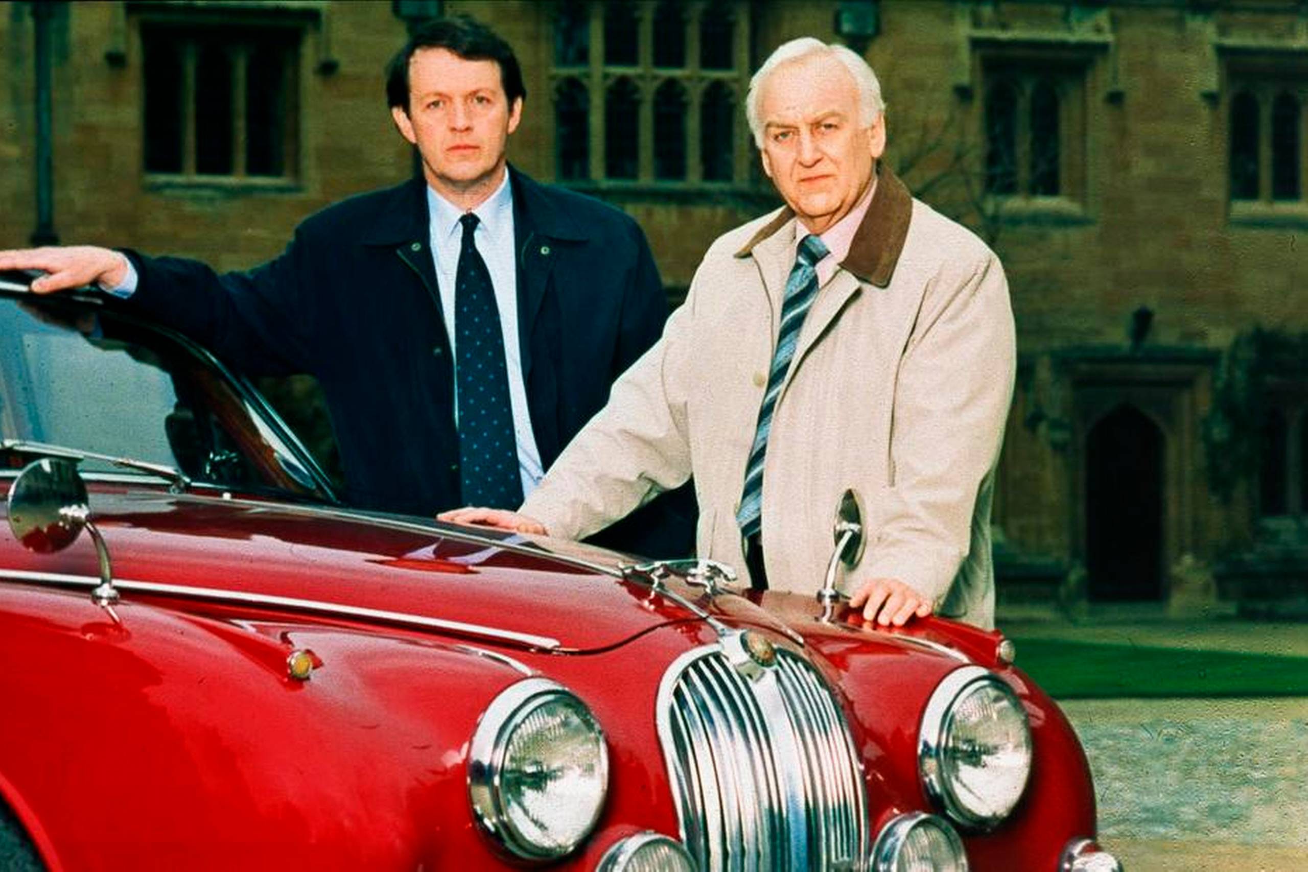 John Thaw som inspektør Morse i den noget nær definitive tv-version, bag ham Kevin Whately som assistent Lewis. Foto: DR