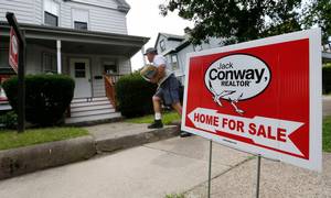 Det er blevet svært at sælge sin bolig i mange lande over hele verden på samme tid. Foto: AP Foto: Michael Dwyer/AP