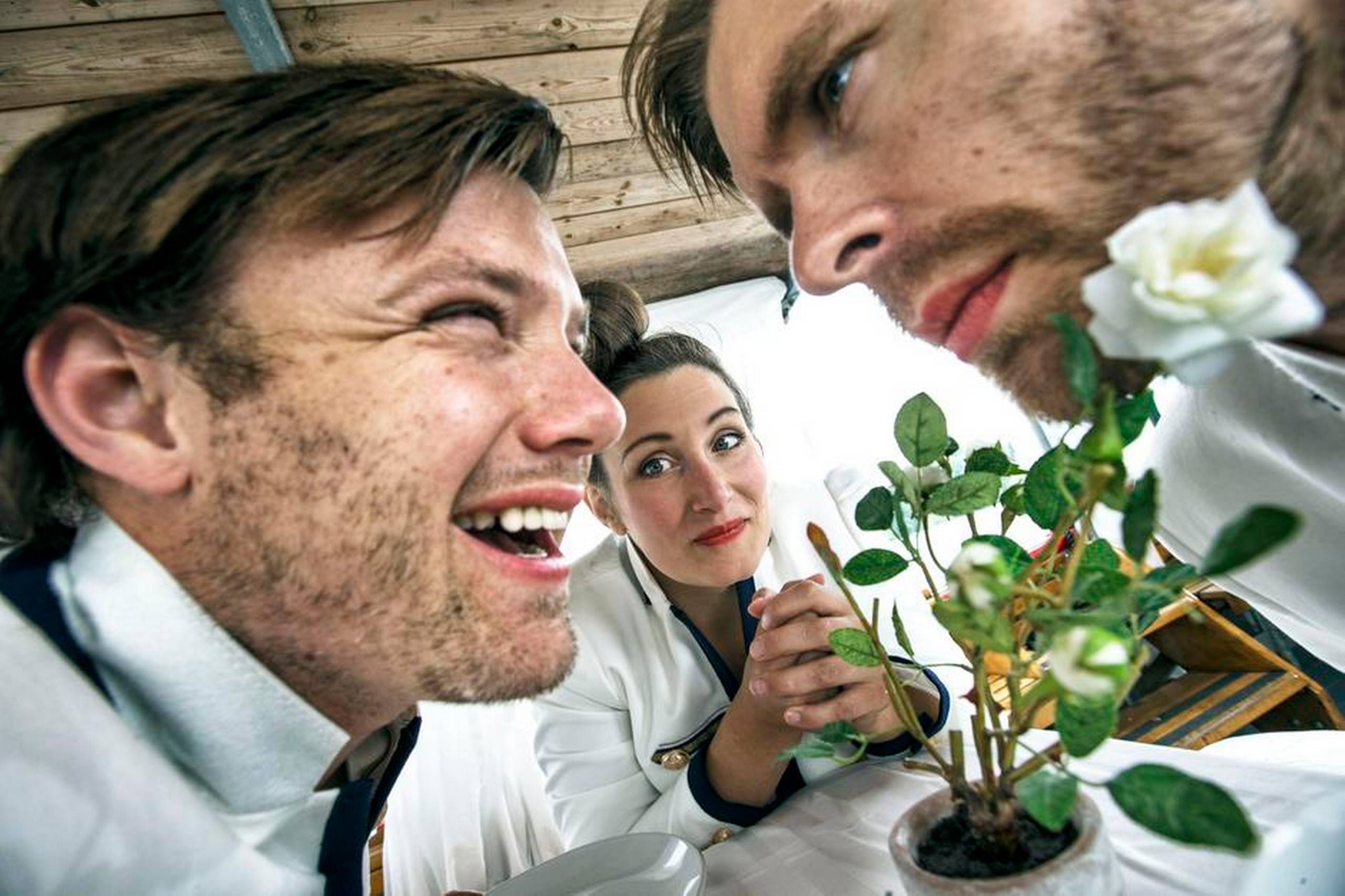 Du skal tro på kærligheden – den findes i lykkelandet Skagen. Pelle Nordhøj Kann, Tilde Maja Frederiksen og Christian Hetland på sommersejlads. Foto: Per Morten Abrahamsen