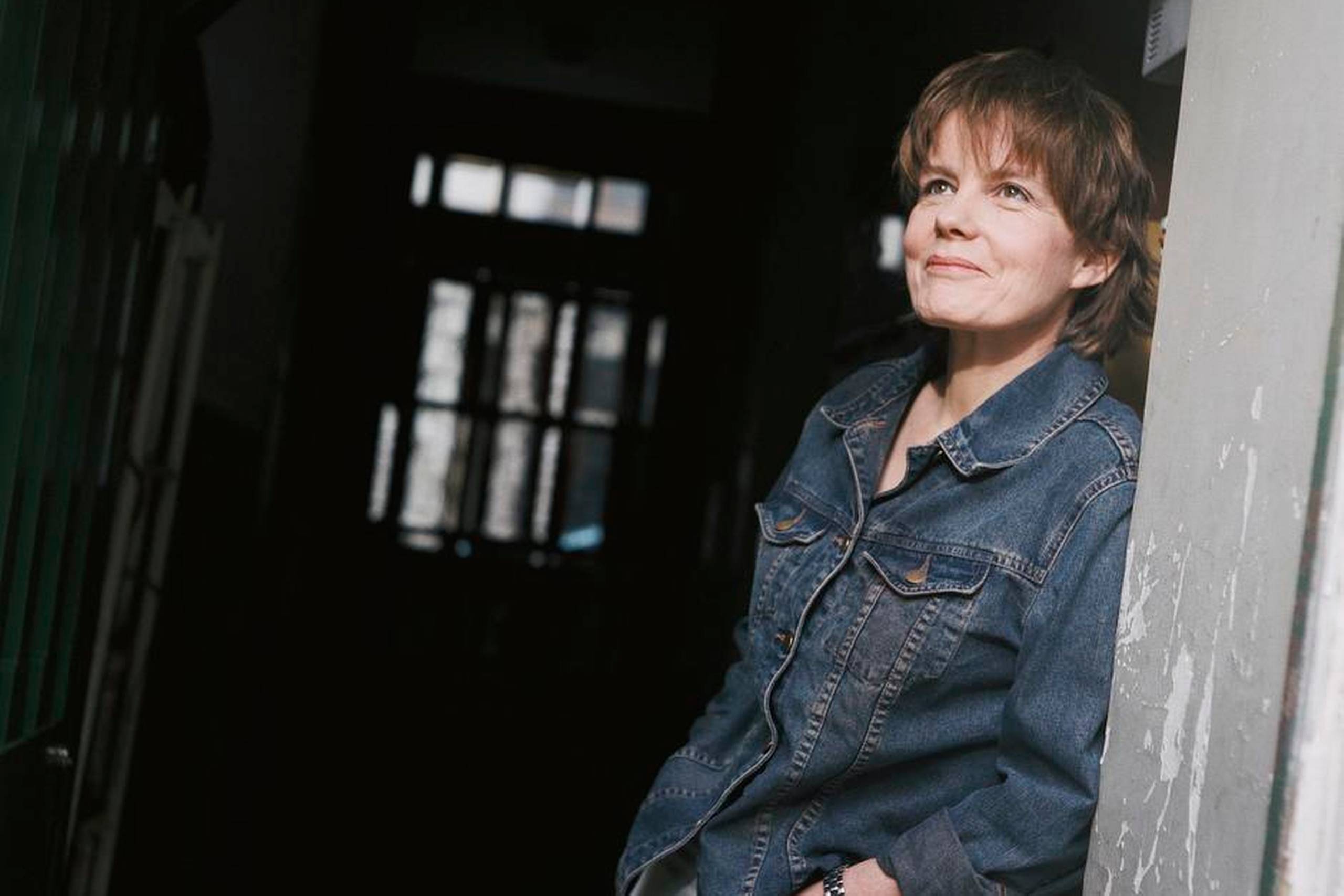 Fred Vargas er oprindelig arkæolog og historiker. Hendes sprog er let, men hendes ord har vægt. Foto: Louise Oligny