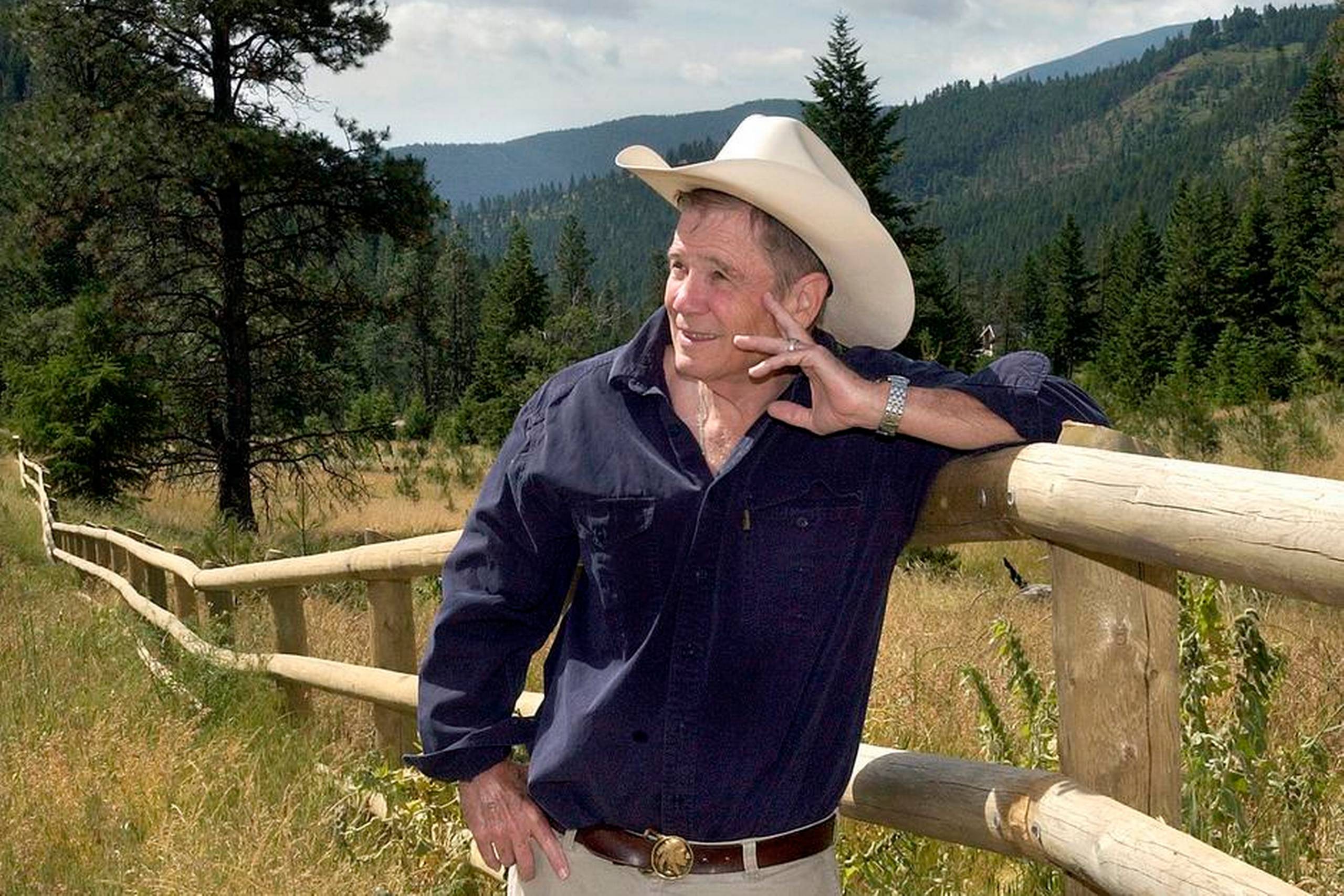 James Lee Burke deler sin private tilværelse mellem Louisiana og Montana. Her er han på sin ejendom i Lolo, Montana. Arkivfoto: Linda Thompson/The Missoulian