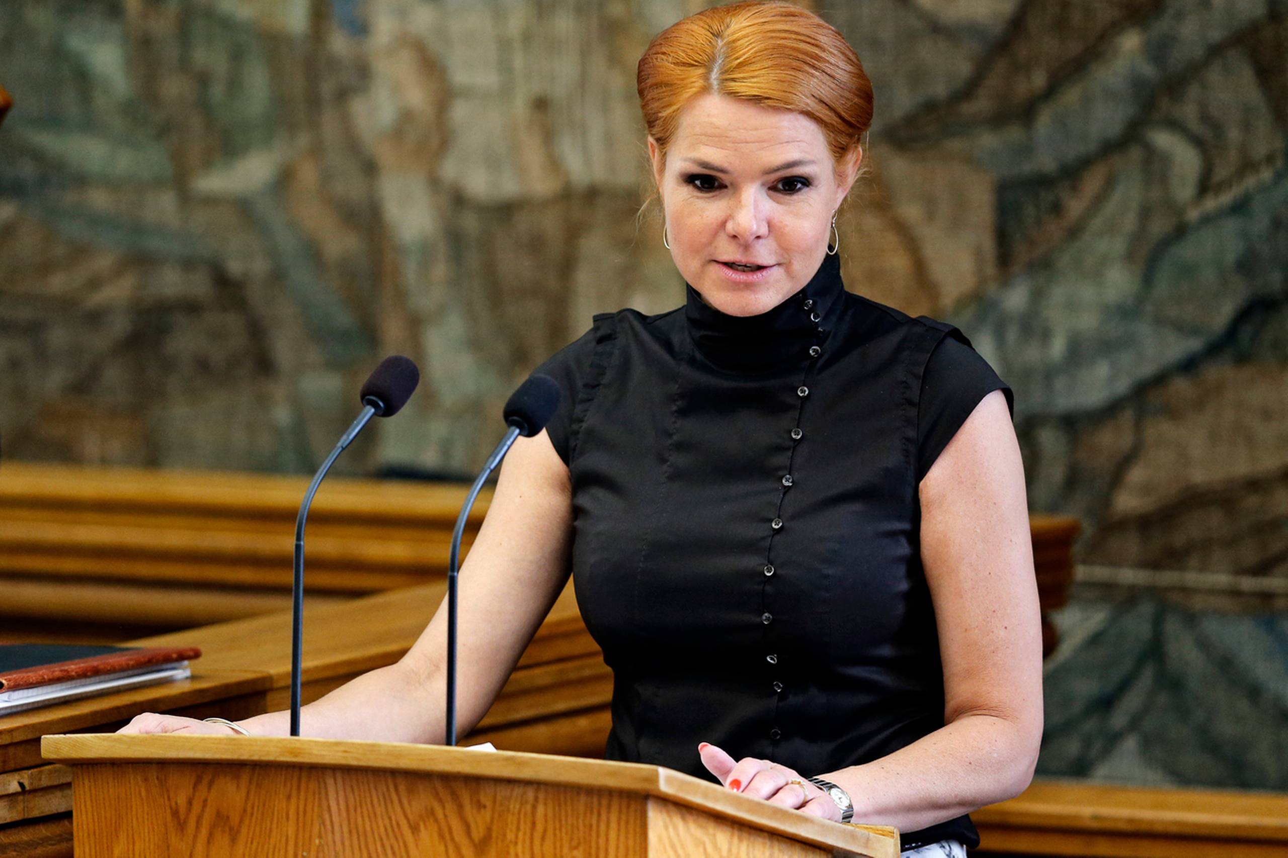 Regeringen vil med fire forslag gøre det sværere for udlændinge at blive danske statsborgere. F.eks. foreslås det at hæve sprogkravet, så det ikke længere er nok at bestå en prøve kaldet dansk 2. Fremover skal ansøgere bestå det, der kaldes prøve i dansk 3, mener regeringen.