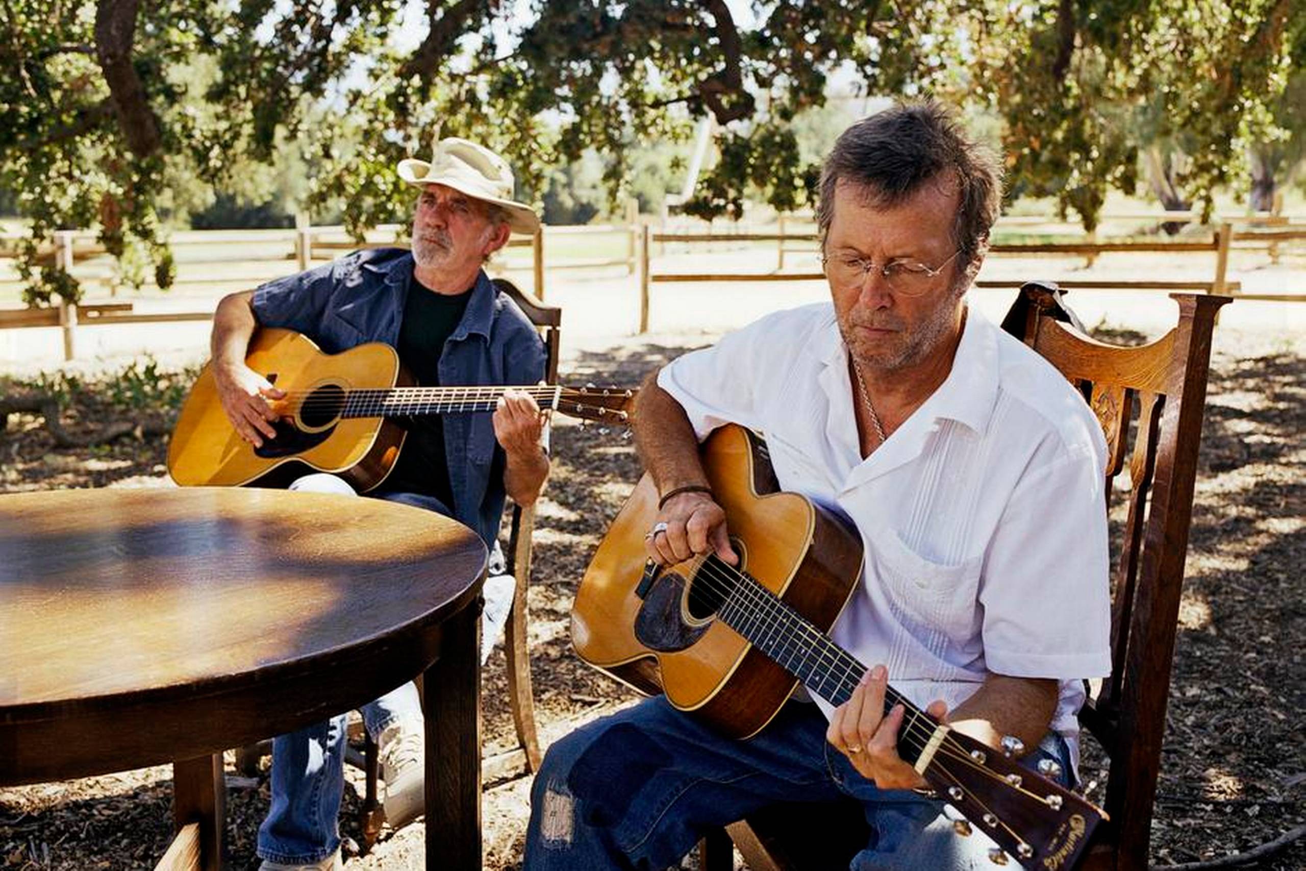 Eric Clapton hylder med sit nye stjernespækkede album JJ Cale (t.v.), der døde sidste år. Foto: Universal Music