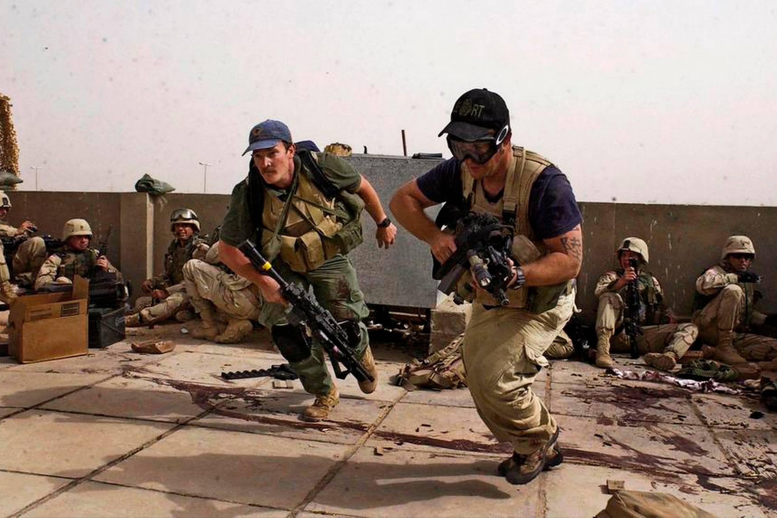 Lejesoldater fra det private sikkerhedsfirma Blackwater deltager i en amerikansk aktion i Irak i 2004. I 2007 viste en opgørelse fra Kongressen i USA, at firmaet havde kontrakter med den amerikanske regering for over en milliard dollar. Foto: AP