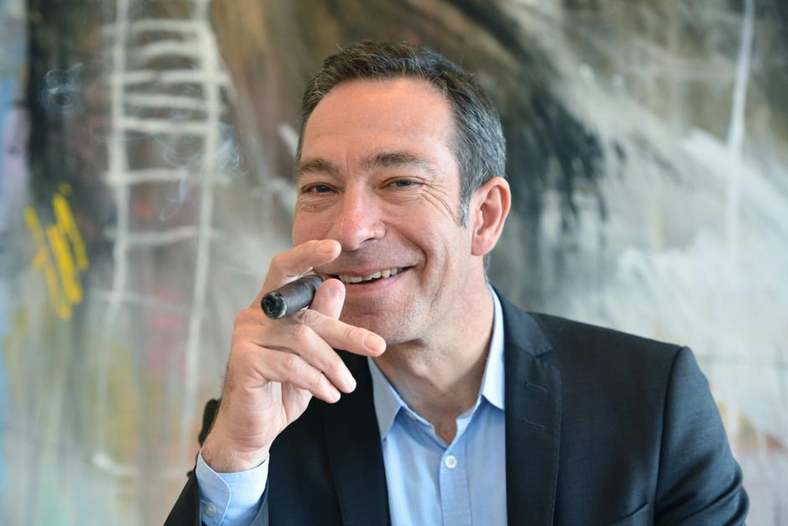 Tobaksdirektør Anders Colding Friis sætter sig ved sit Hindberg- flygel, når han skal slappe af efter en hård arbejdsdag. Foto: