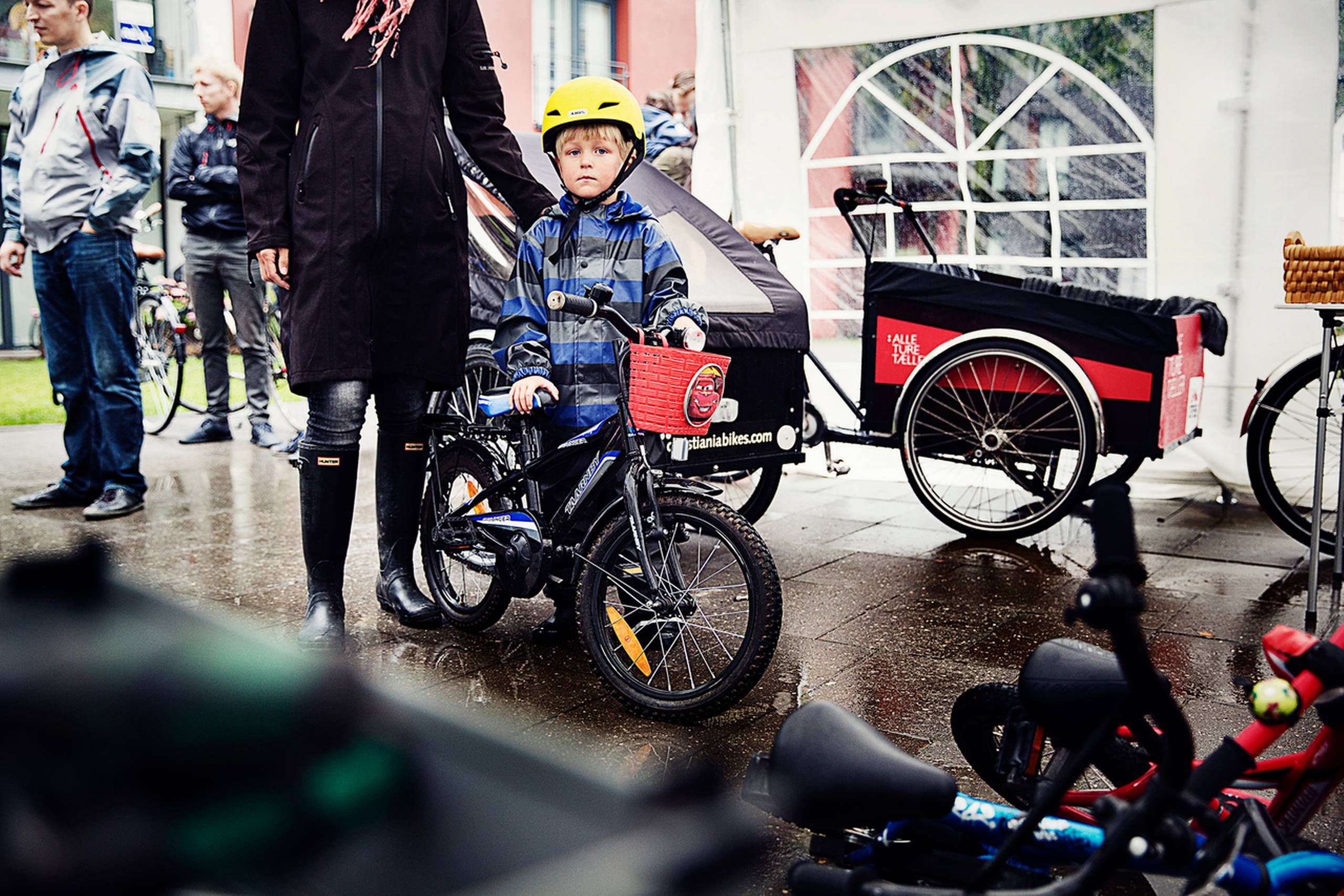 August Juul Jensen på fire år står i kø og venter på at få ordnet sin cykel.