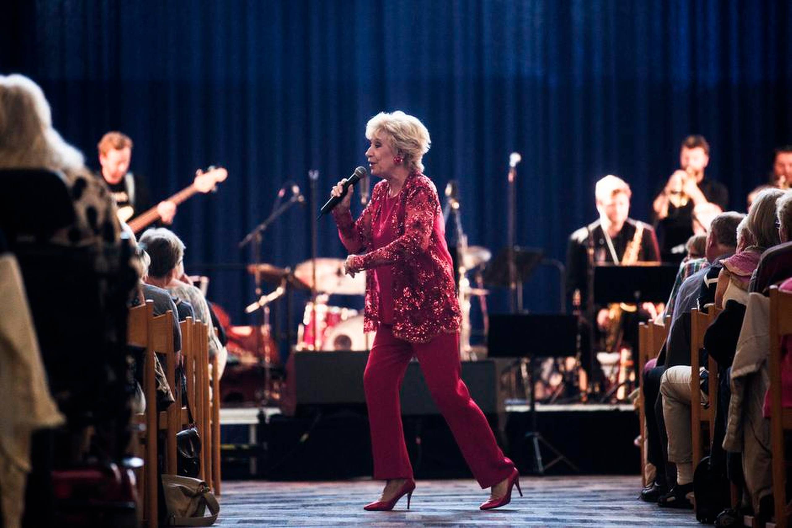 ”Arrivederci Franz”, Sommer og sol”, ”Vi maler byen rød”, ”Alle verdens glæder” – den folkekære Birthe Kjær gav den gas i Rådhushallen op sammen med Aarhus Jazz Orchestra i går. Foto: Thomas Emil Sørensen