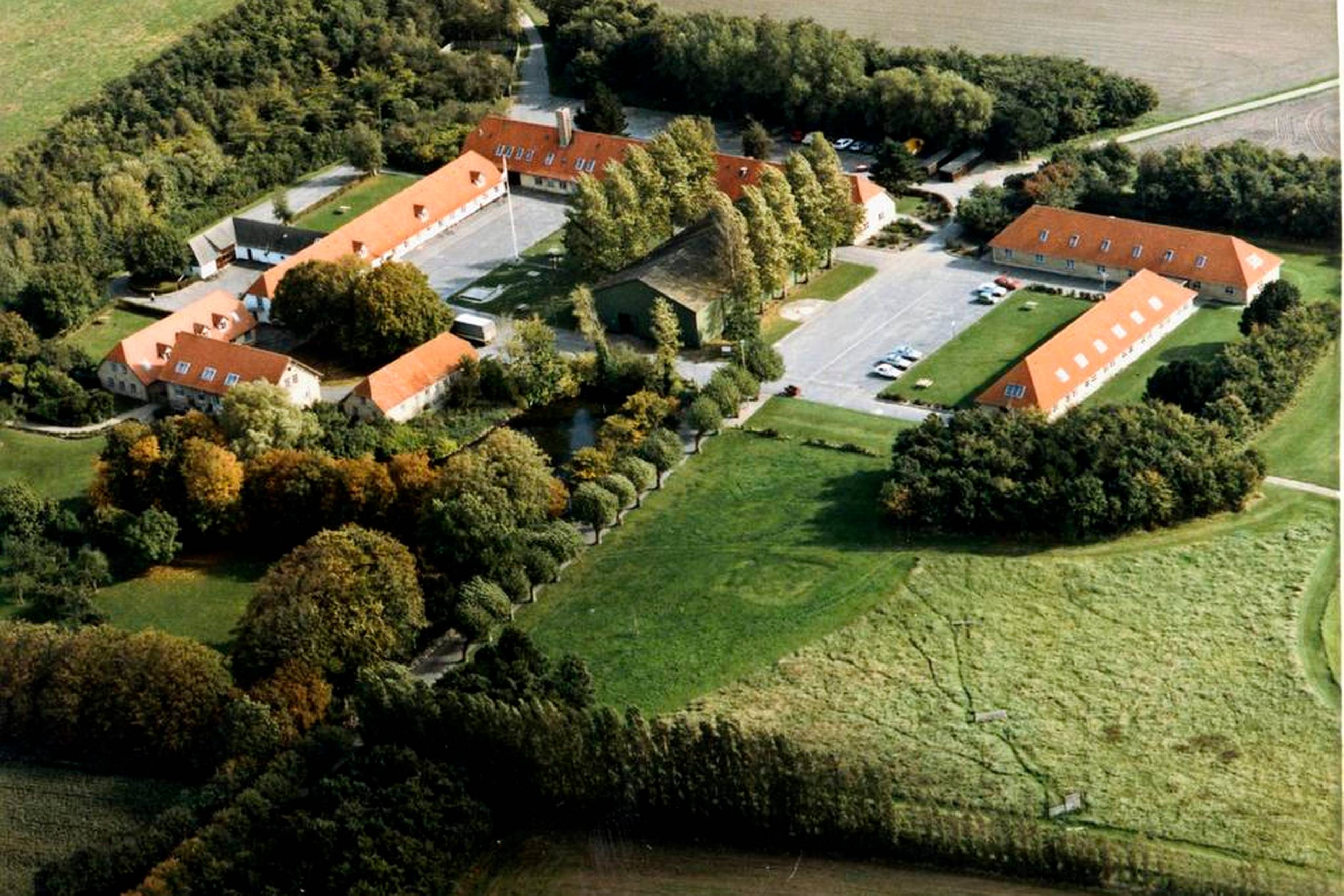 Kaserneområdet ved Holmegård var under Den Kolde Krig en del af Langelandsfortet. I 2007 ville det amerikanske lejesoldatfirma Blackwater etablere en træningsbane på området, hvor Søværnet opererede indtil 1993. Fotos: Koldkrigsmuseum Langelandsfort