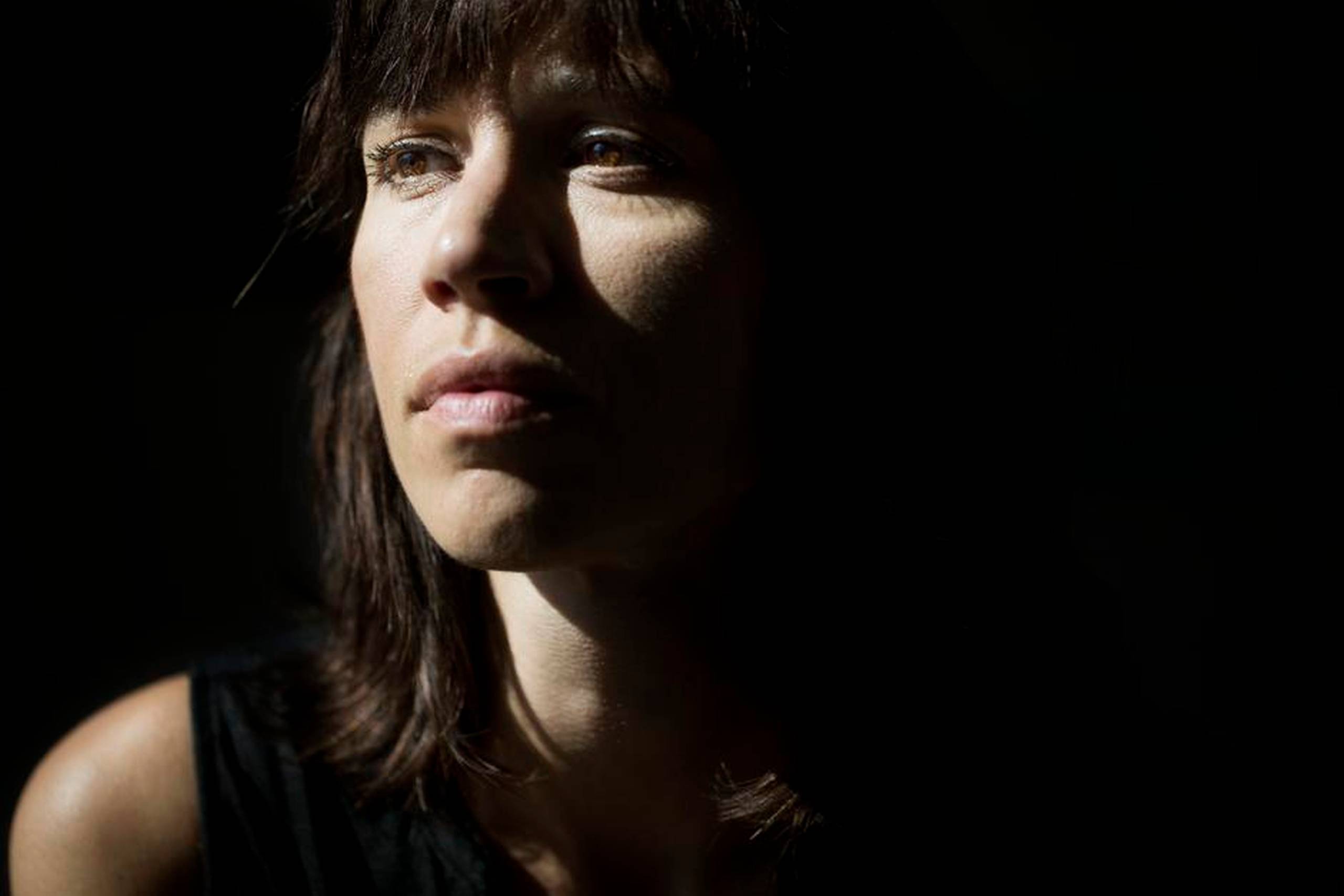 Kristina Stoltz gør i sin nye roman ”På ryggen af en tyr – en tragedie” op med vores enorme forbrug. Vi knokler os halvt ihjel for at få råd til at forbruge, og hvad er det så, alle pengene skal bruges til? Dyr takeawaykaffe, lyder det overraskende svar fra forfatteren. Fotos: Charlotte de la Fuente