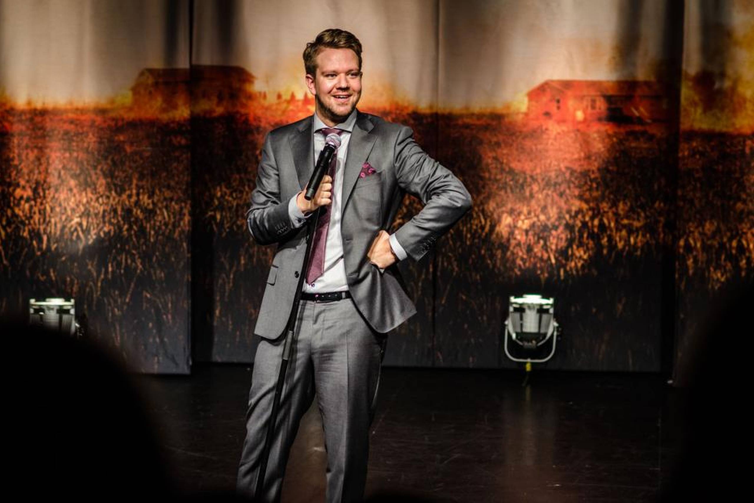 Thomas Warberg på slap line med masser af god kontakt til publikum. Foto: Hans Bach