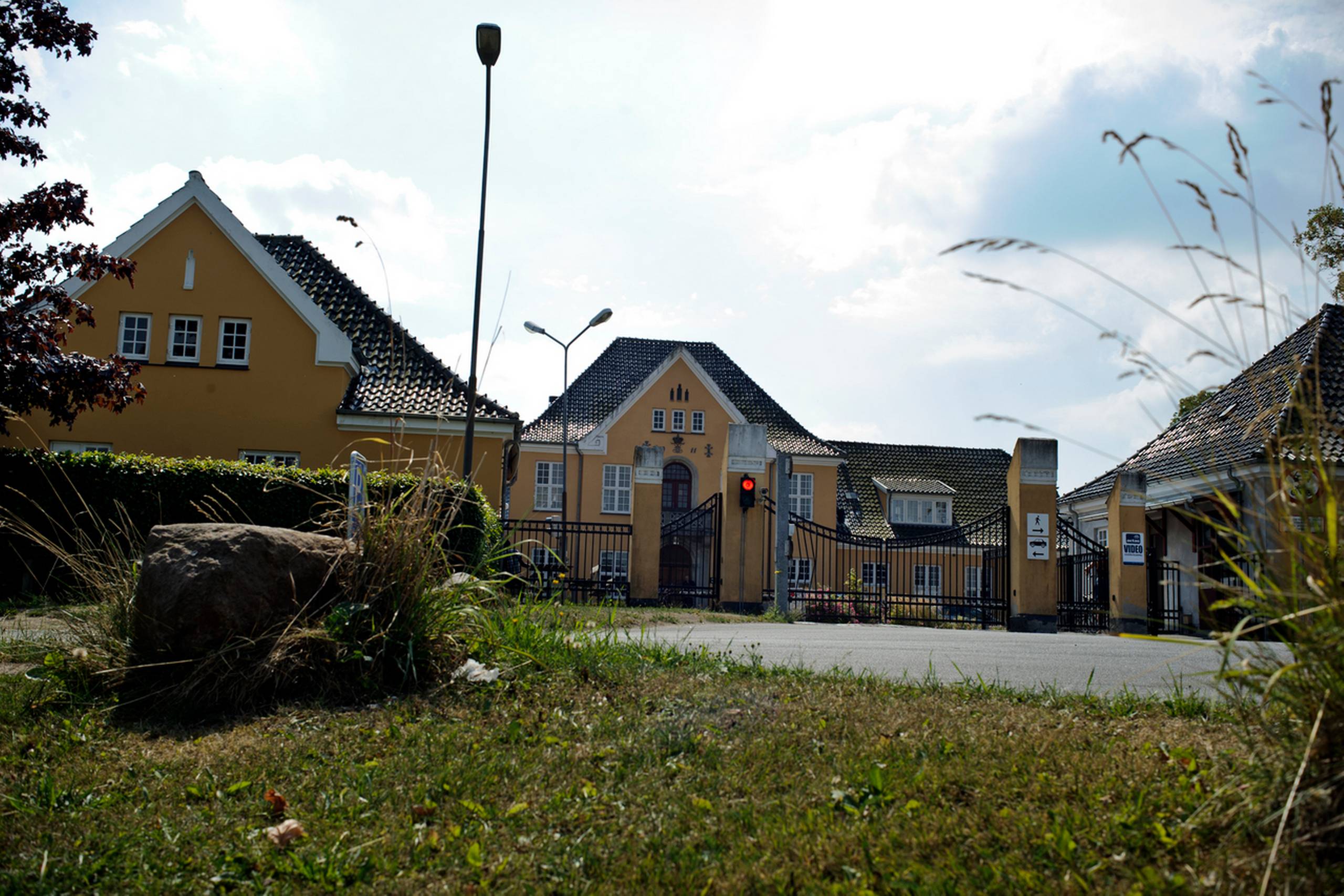 Regeringen skønner, at Danmark i år vil modtage 20.000 asylansøgere, og Justitsministeriet har opgjort udgifterne til det niveau til omkring 4 mia. kr. årligt. Det er markant mere end den 1,2 mia. kr., som regeringen har sat af til området i sit finanslovsforslag for 2015.