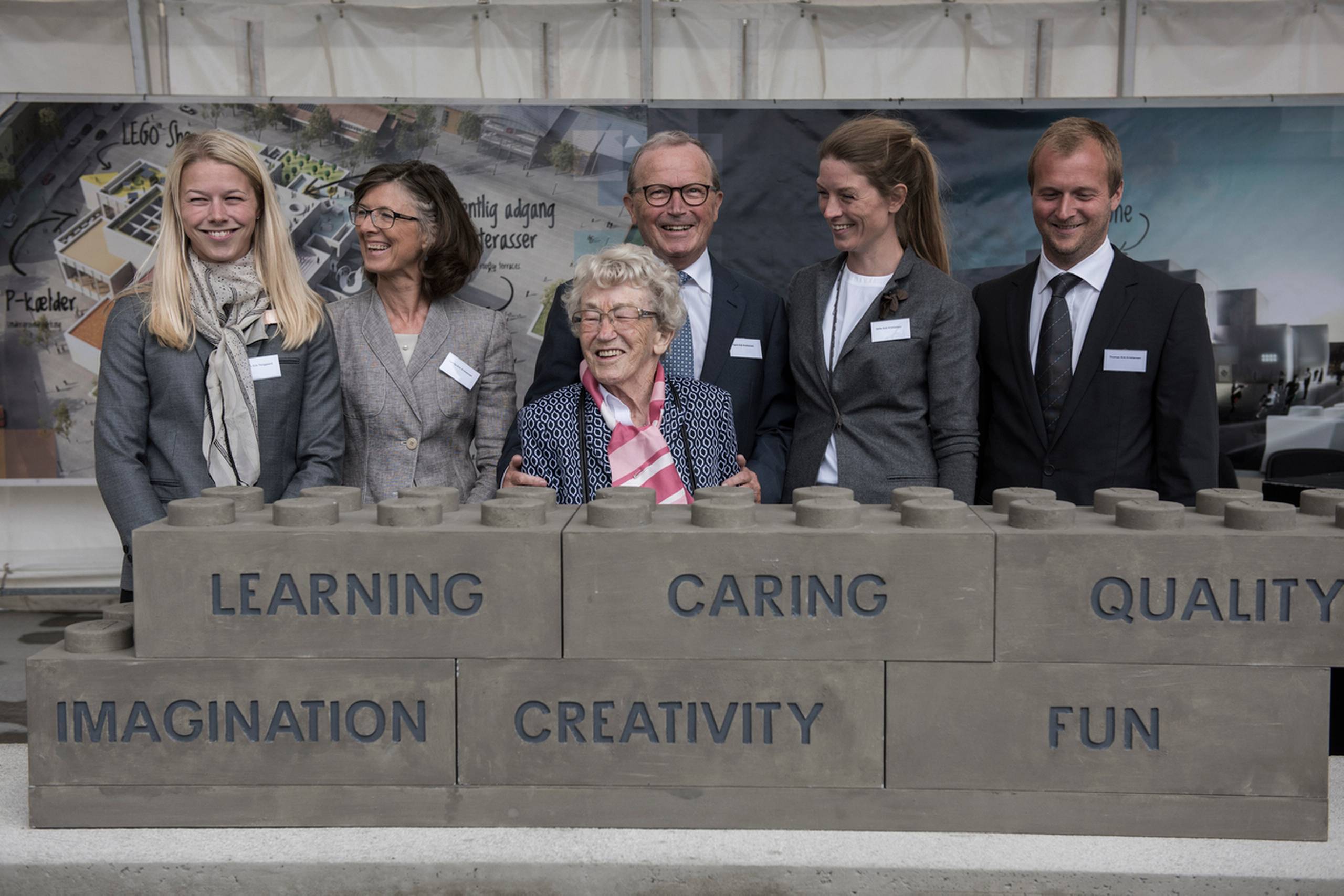 Danmarks mest velhavende familie samlet. Fra venstre Agnete Kirk Kristiansen, Camilla Kirk Kristiansen, Edith Kirk Kristiansen, Kjeld Kirk Kristiansen, Sofie Kirk Christiansen og Thomas Kirk Kristiansen.