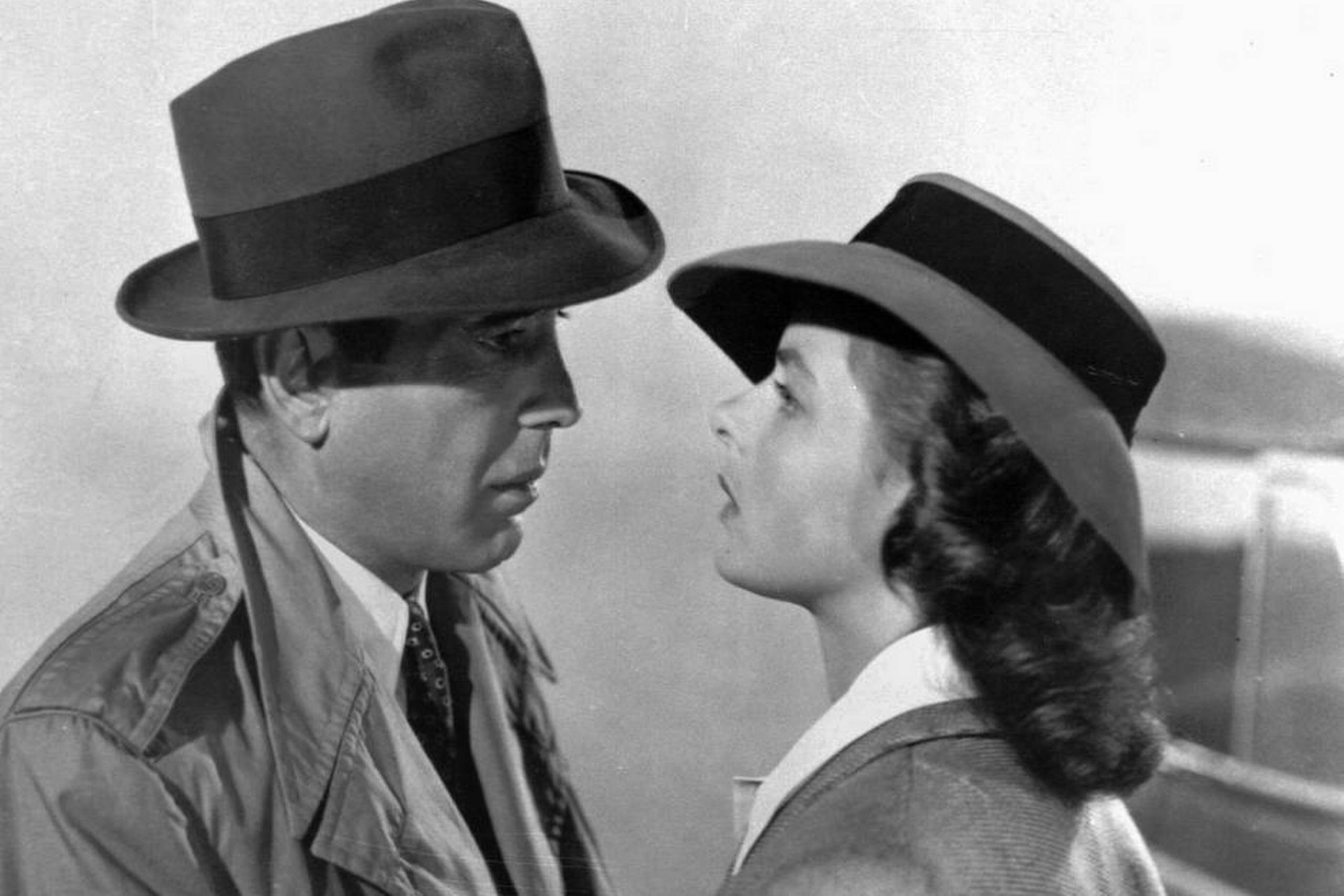 We’ll always have Paris Afstand får lidenskaben til at vokse, og kærlighedsmødet efter en lang adskillelse er den romantiske kærligheds største øjeblik. I luft havnen i filmen ”Casablanca” siger de dybt forelskede Humphrey Bogart og Ingrid Bergman – måske for altid – farvel til hinanden. Men kærligheden mellem dem vil altid være der. Foto: Warner Bros./AP
