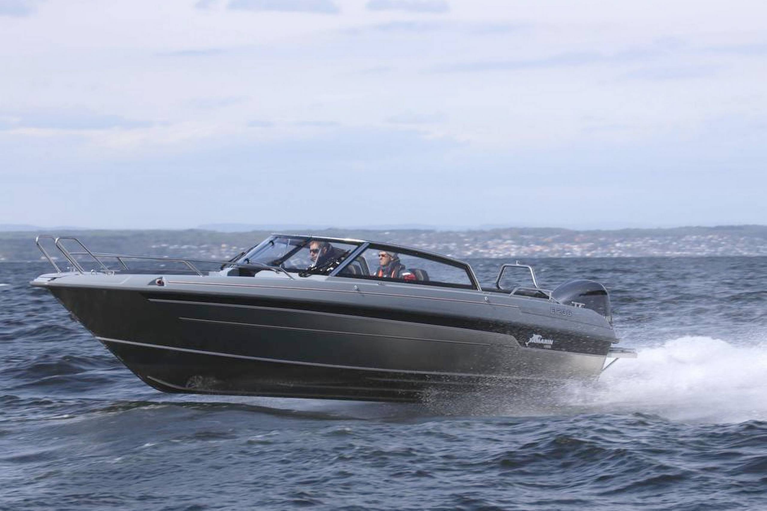 50 knob sejler båden uden besvær med en 300 hk-motor på. Topfarten med en 150 hk-motor er 37 knob.