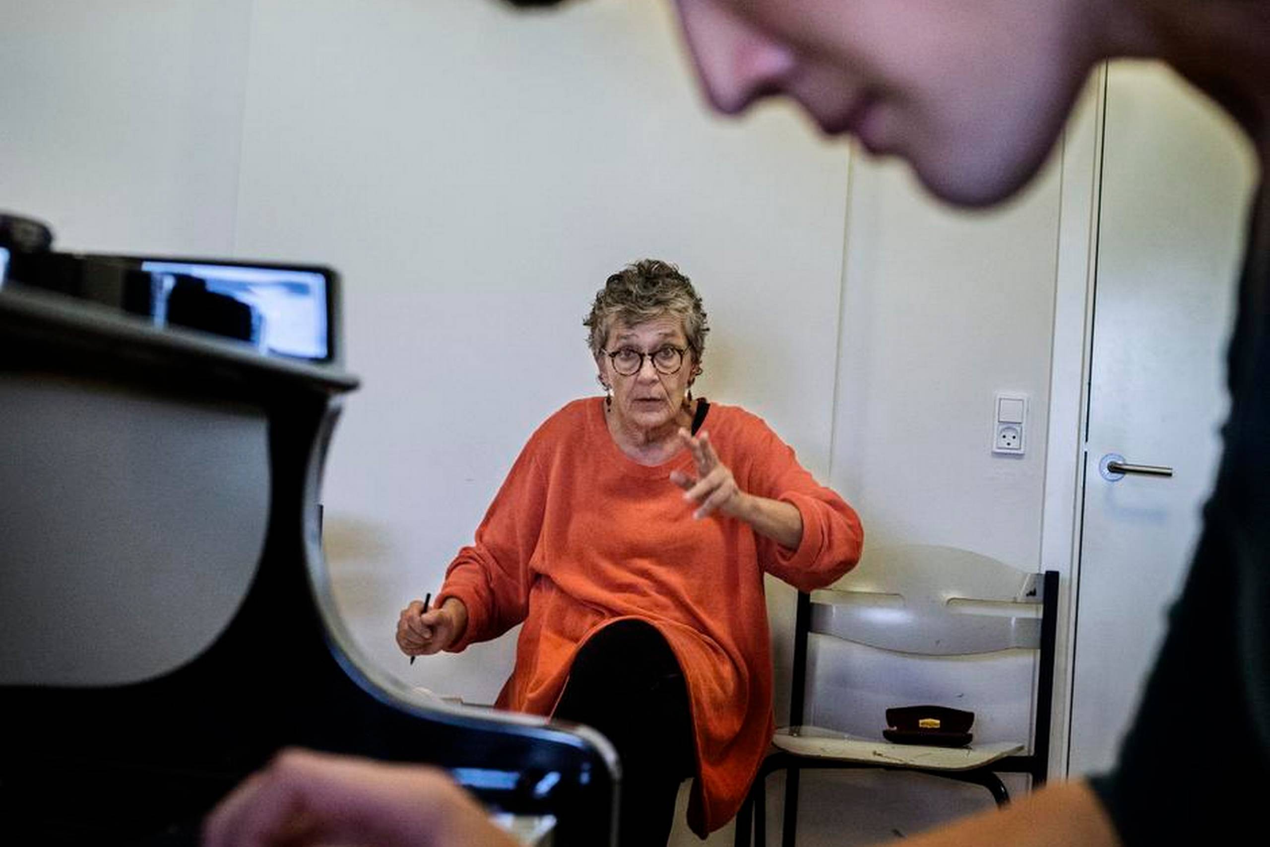 Anne Øland lever sig med stor energi ind i elevernes præstationer ved flyglet. »Jeg elsker at høre, hvad eleverne har øvet, og hjælpe dem til at blive bedre  og mere selvstændige,« siger hun om lærerjobbet, som hun nu har bestredet i 40 år. Foto: Thomas Emil Sørensen