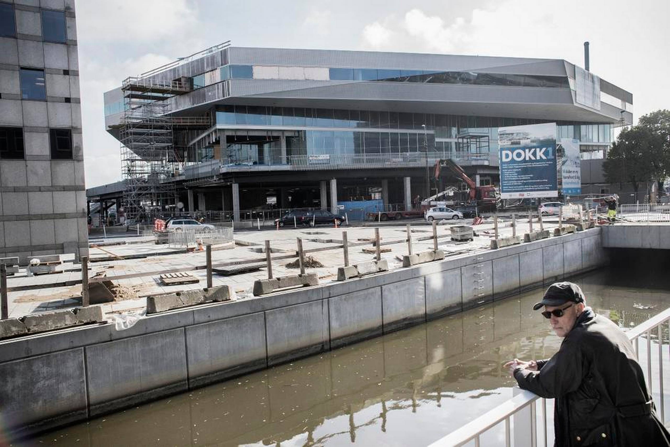 Dokk1 ligger og ligner noget, der lige er landet fra Mars, og mens aarhusianerne burde glæde sig over udsigten til en ny videnskatedral i byen, handler det for byens borgere mest om det fuldautomatiske parkeringsanlæg. Foto: Casper Dalhoff