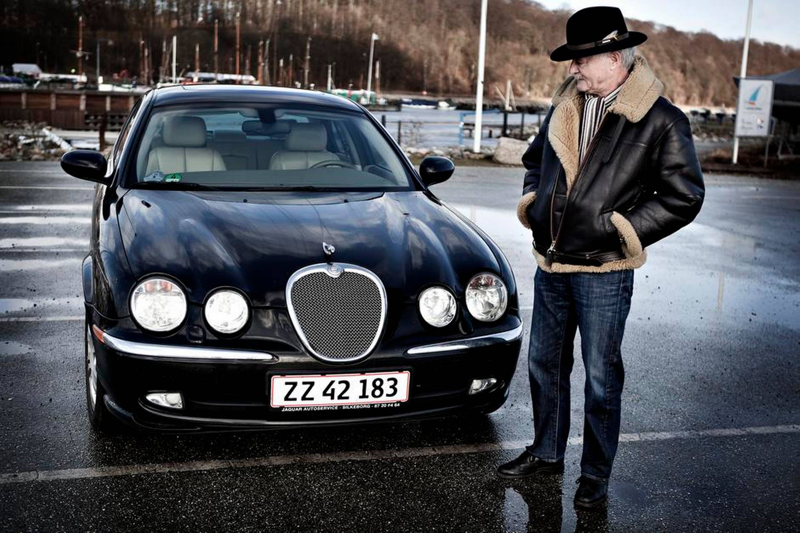 Hans-Jørgen Schanz fotograferet ved en tidligere lejlighed med sin katalysator for følelsen af frihed – en bil med sjæl. Foto: Sisse Dupont