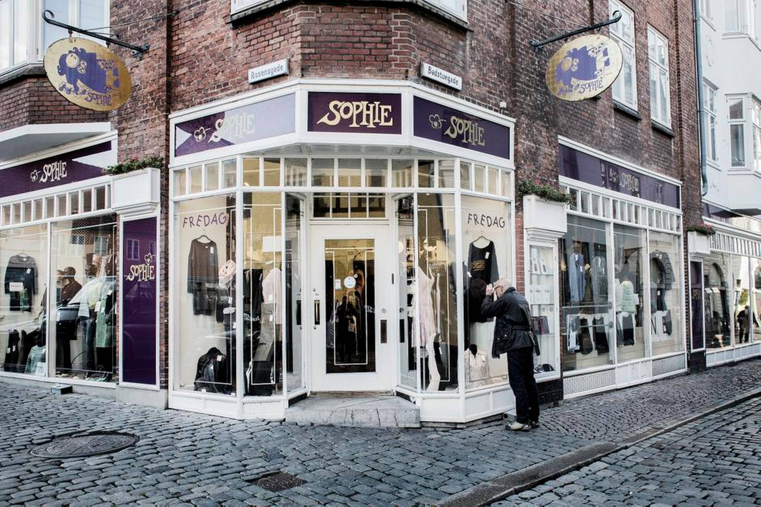 Sophies Tøjbutik har siden 1969 klædt byens kvinder i, hvad man i dag uden at overdrive kan kalde en aarhusiansk egnsdragt. Foto: Casper Dalhoff
