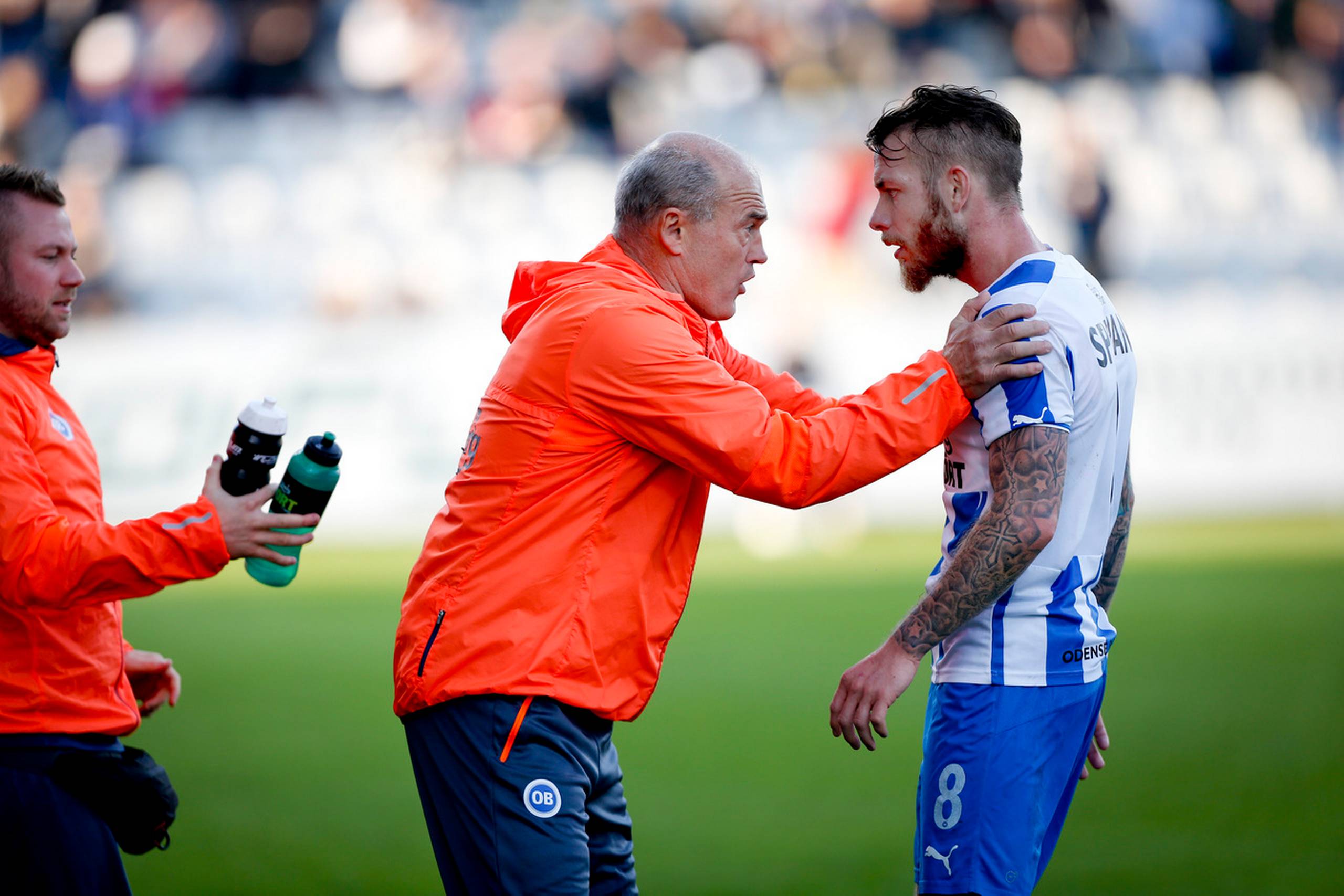 OBs cheftræner Ove Pedersen med OBs Martin Spelmann.