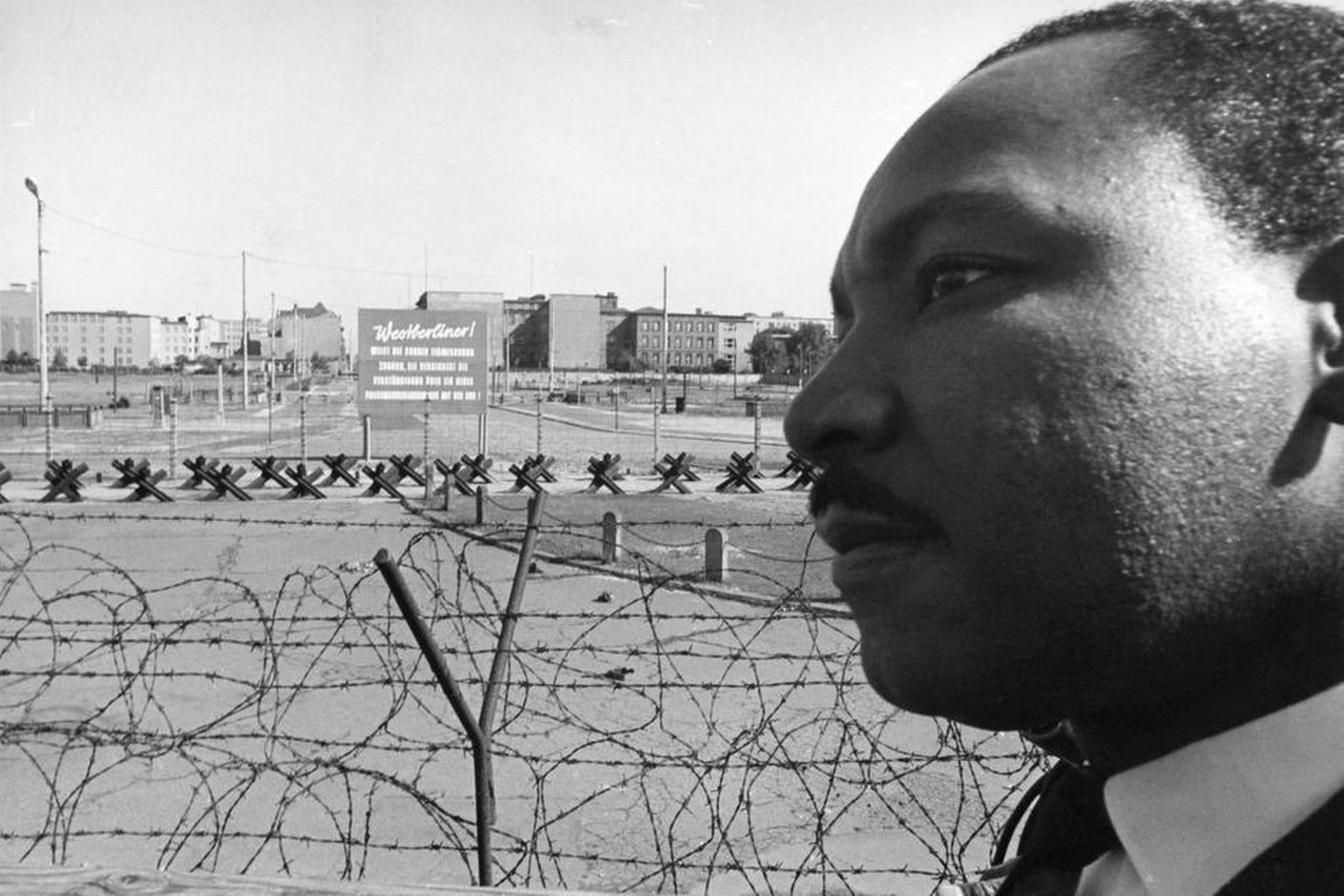 Martin Luther King ved Berlin-muren ved Potsdamer Platz i Vestberlin i september 1964. Arkivfoto: AP