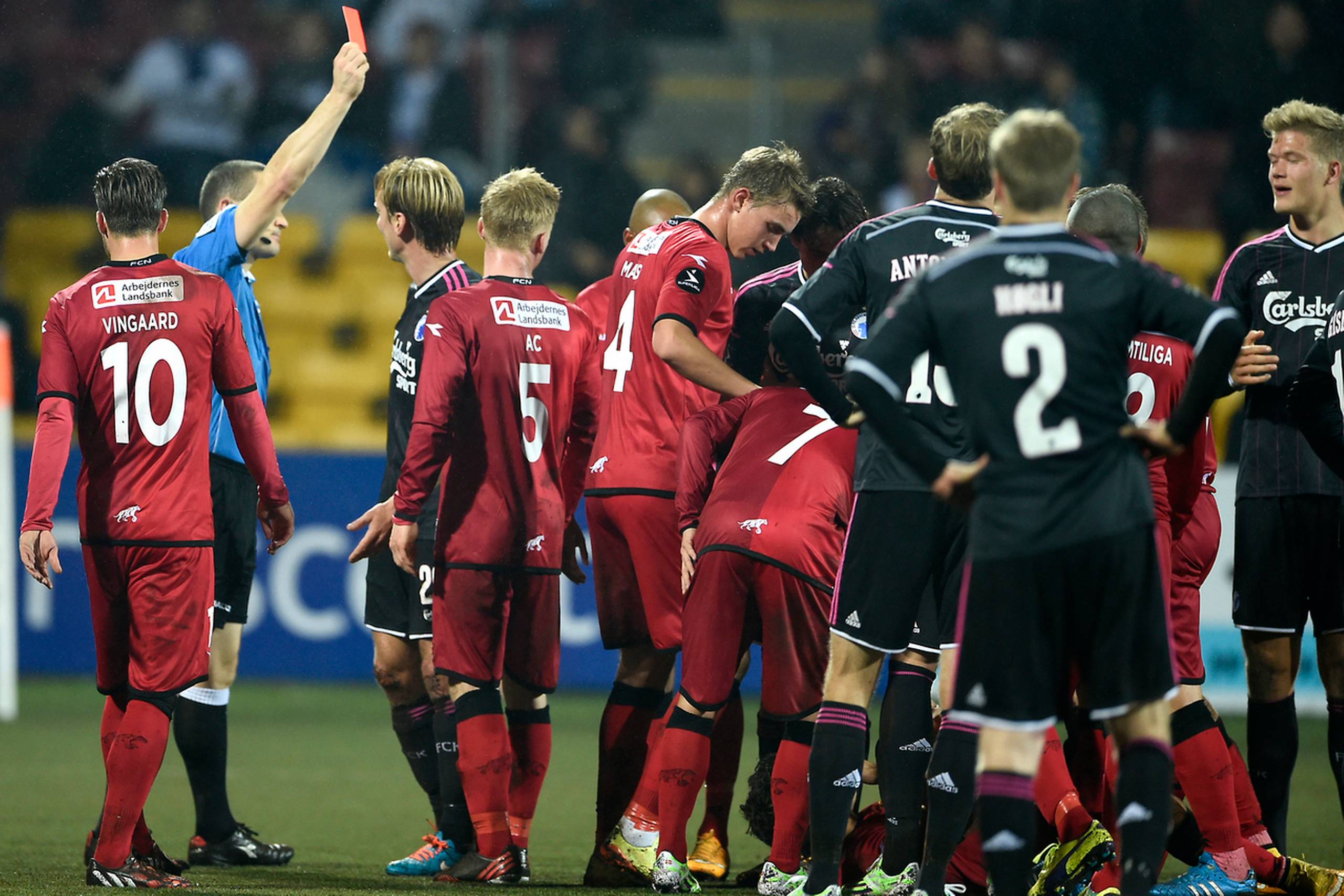 Dommeren viser FC Københavns Christian Poulsen det røde kort.