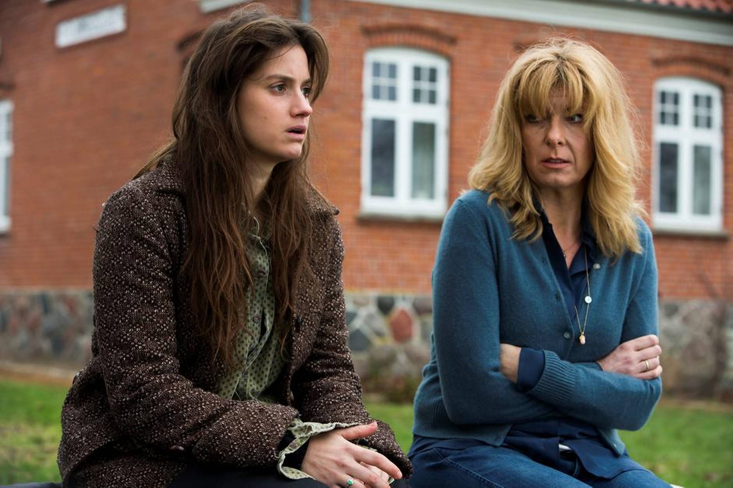 De to søstre (spillet af Danica Curcic og Paprika Steen) i ”Stille hjerte” bliver en smule fortegnede i et ellers betagende kammerspil. Foto: Rolf Kono