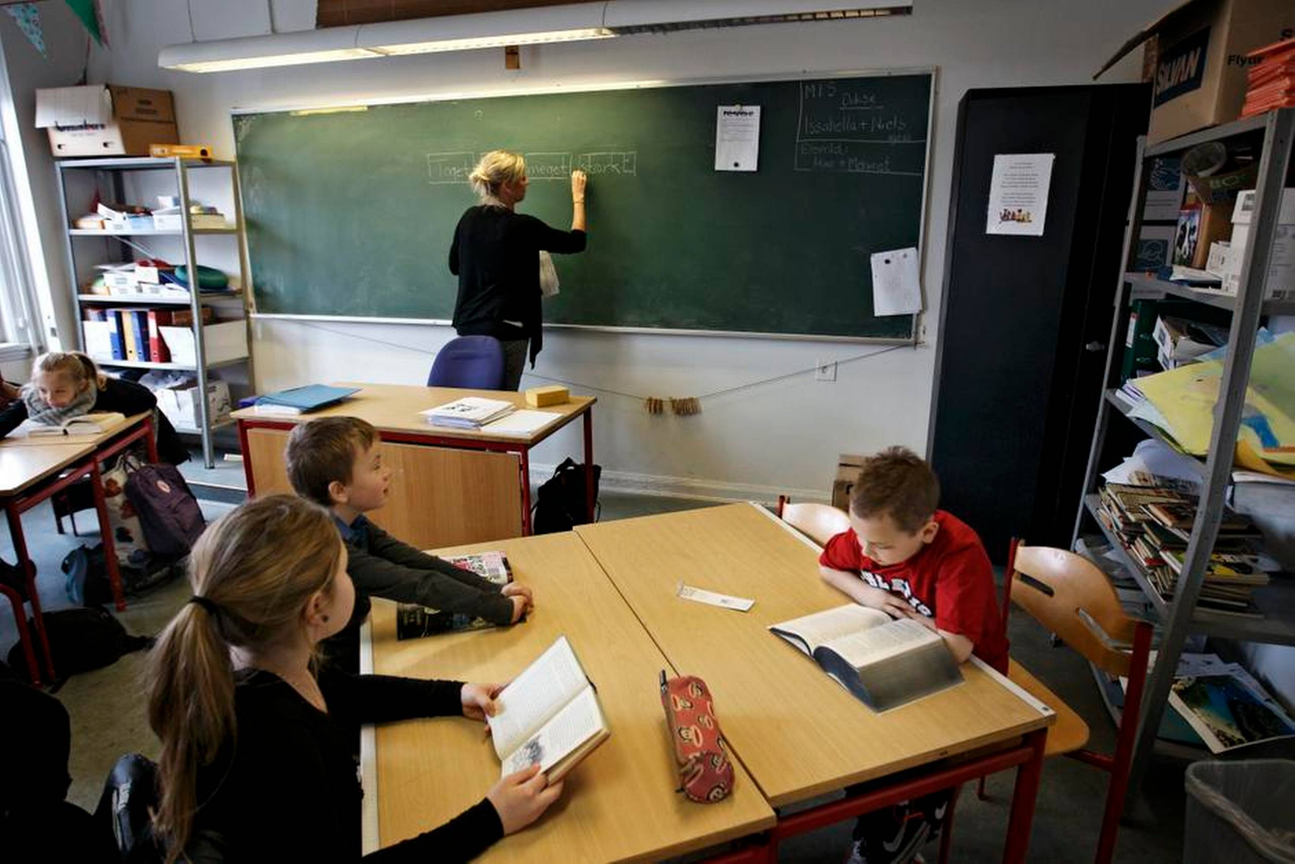 Flere lærere i landets tre største byer har meldt sig syge, efter at folkeskolereformen er trådt i kraft. DF og Enhedslisten kræver nu en evaluering af reformen og reglerne om lærernes arbejdstid . Arkivfoto: Jens Dresling