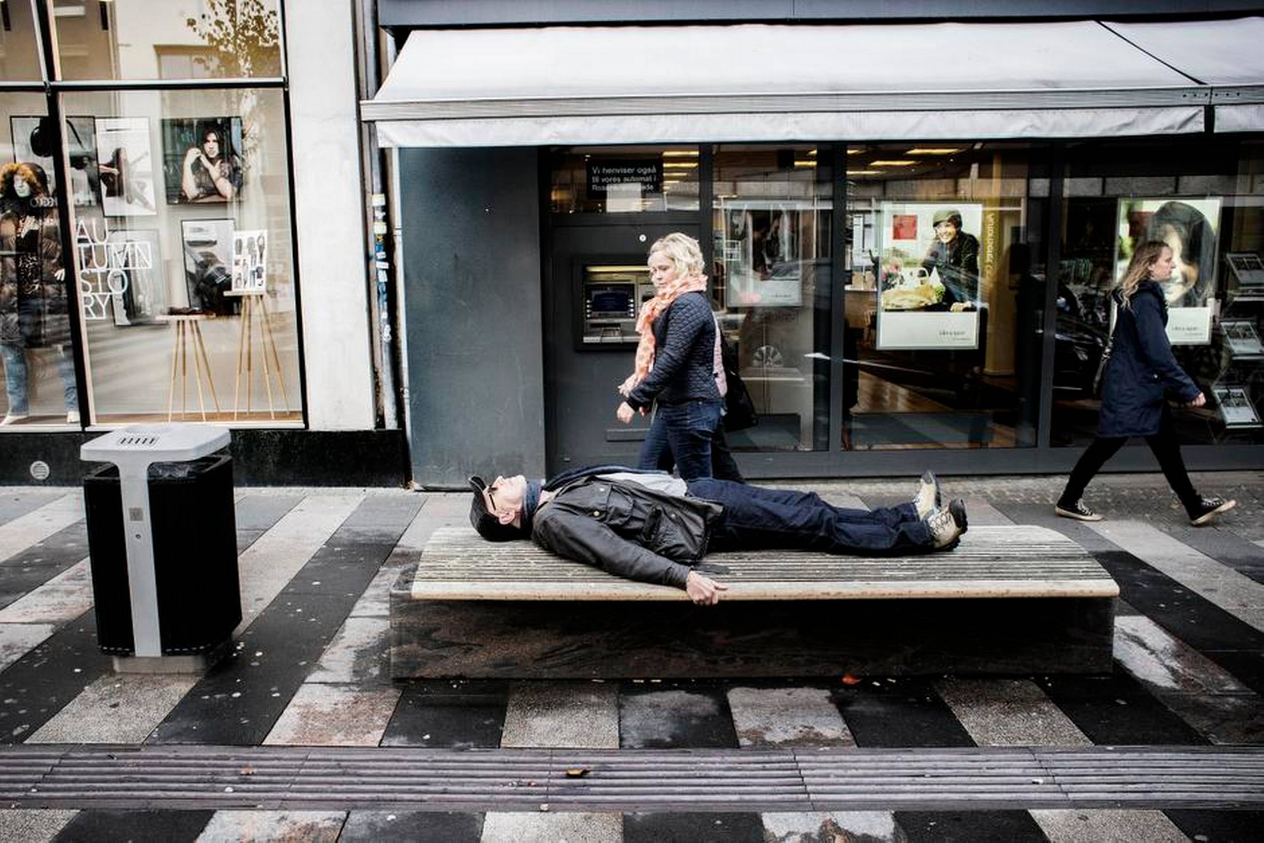 Krumme sæder med skarpe profiler gør bænkene på Strøget til et dårligt valg, når man skal sove sin brandert ud. Foto: Casper Dalhoff