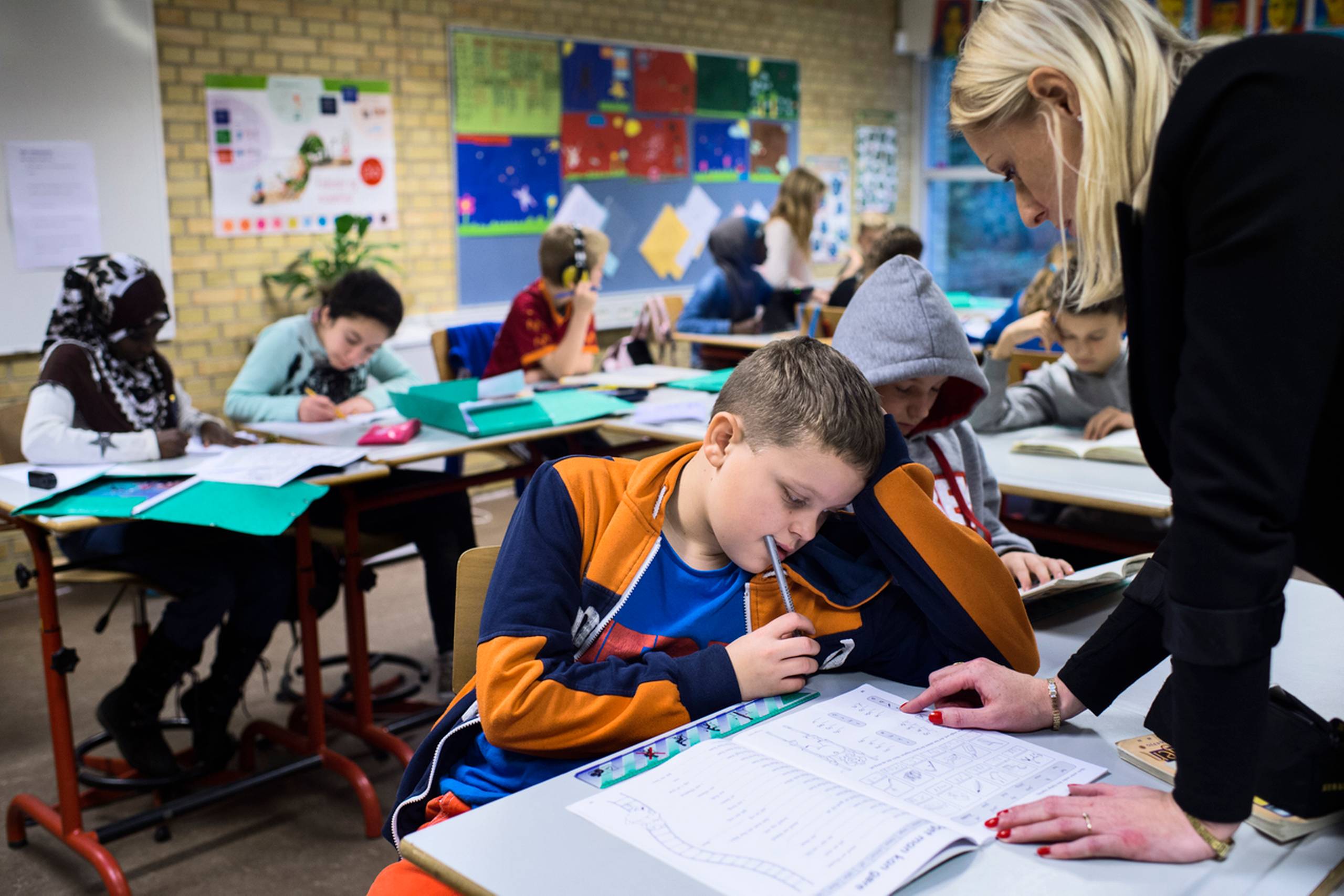 En time med 4. A på Østervangsskolen i Randers er et blik ind i den danske folkeskole i 2014, hvor flere børn, som for få år siden gik i specialklasser eller specialskoler, i dag er en del af almindelige klasser. Læreren Trine Blicher vurderer, at tre elever tidligere ikke ville have været i klassen.