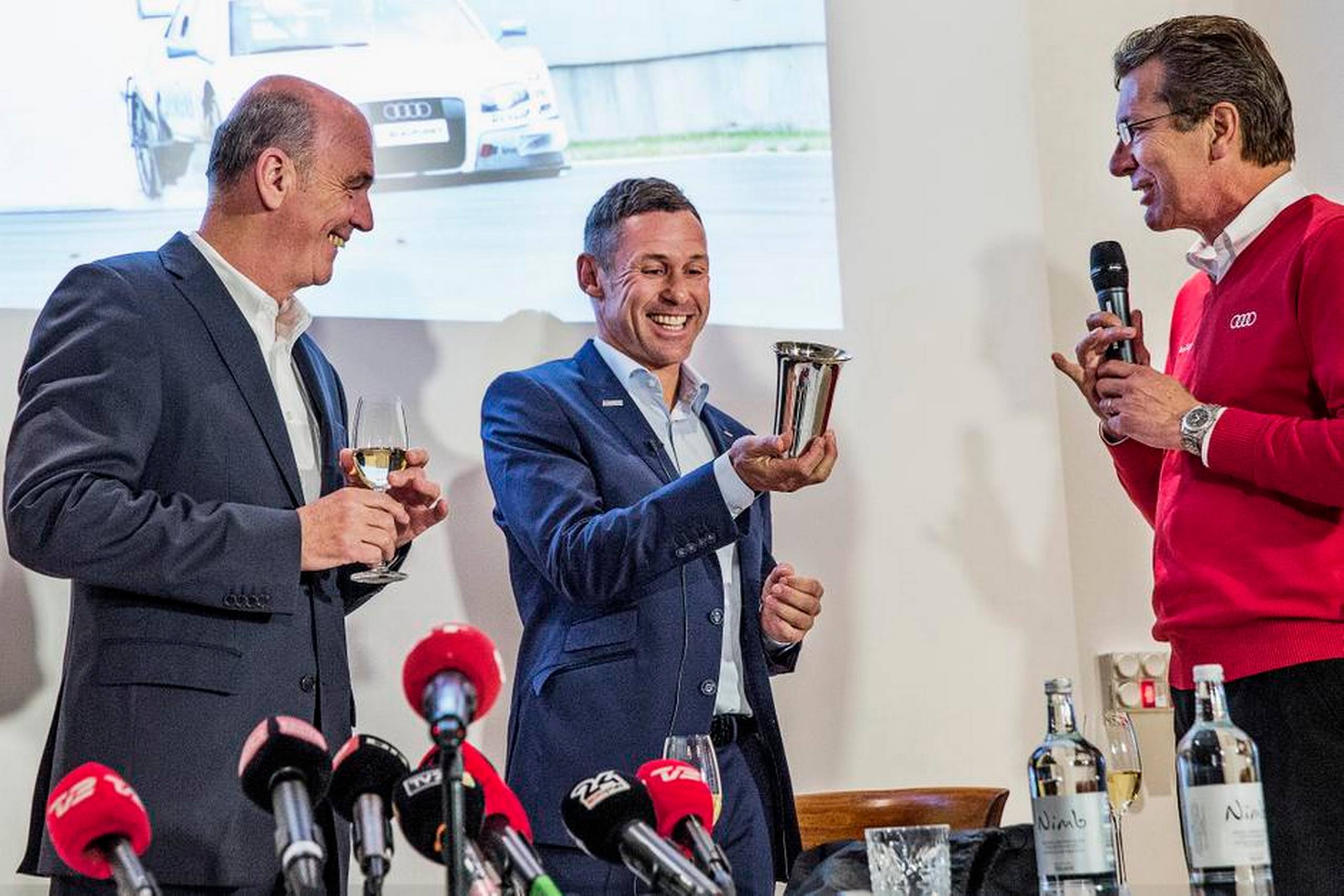 Audis tekniske direktør, Ralf Jüttner, mødte uventet op i København og gav Tom Kristensen en pokal tilbage, som danskeren havde givet ham sidste år. Til venstre den store mand i Audi Motorsport, Dr. Wolfgang Ullrich. Foto: Stine Bidstrup