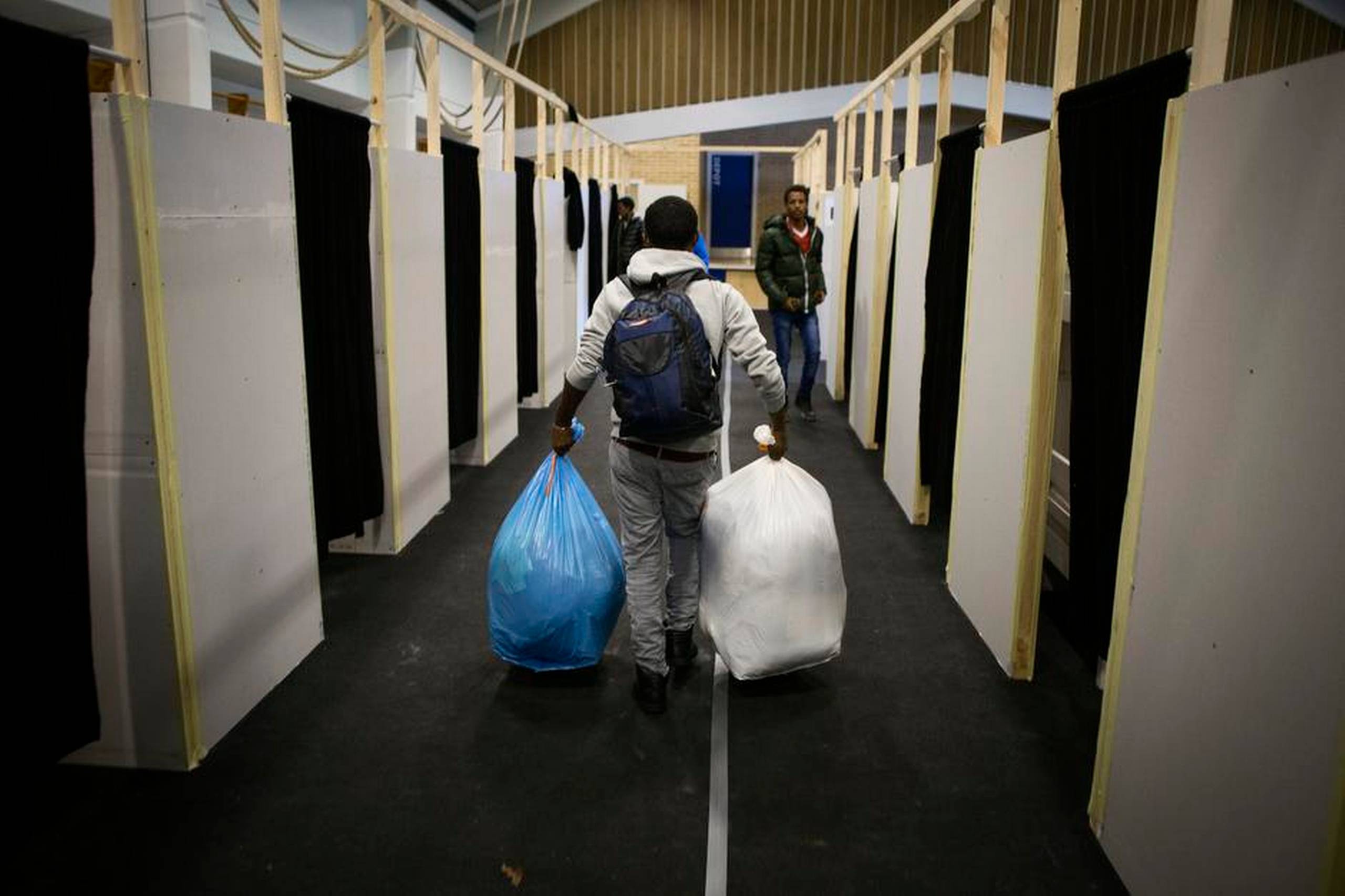 Mere end 13.000 asylansøgere er i 2014 kommet til Danmark. De fleste kommer fra Syrien. I Herning skal 208 flygtninge bo i en specialindrettet gymnastiksal. Foto: Jens Henrik Daugaard/Polfoto