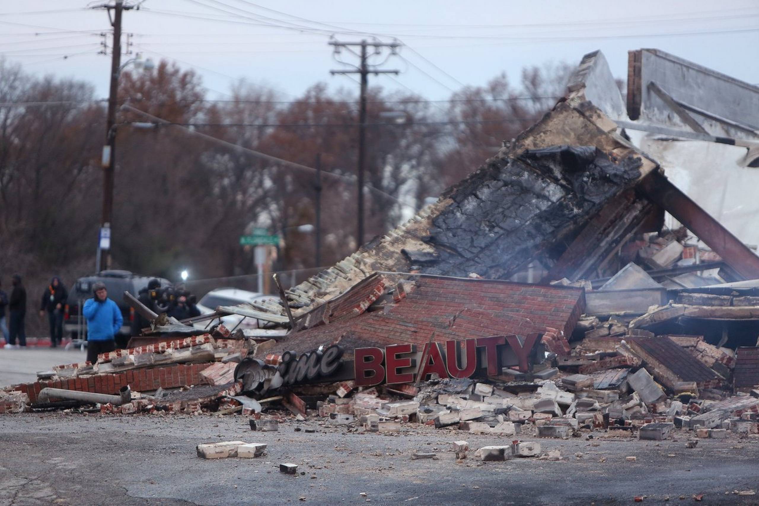Røgen kan stadig anes fra ruinerne af denne kosmetik-forretning, der blev brændt ned til grunden under nattens optøjer.