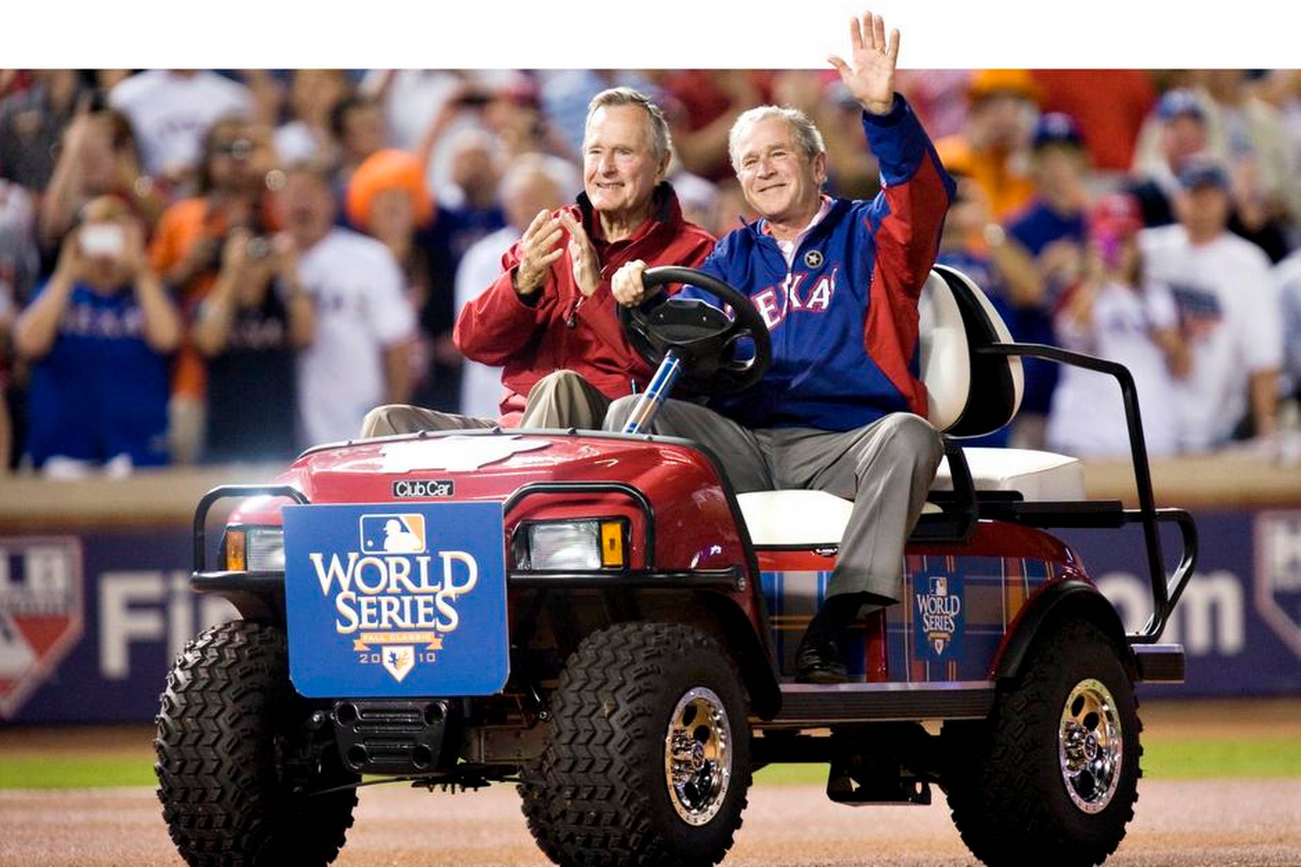Den tidligere præsident George H.W. Bush og hans søn, tidligere præsident George W. Bush, før en Texas Rangers-kamp i oktober i baseball’ens World Series i Arlington, Texas. Foto: Paul Kitagaki Jr./Sacramento Bee