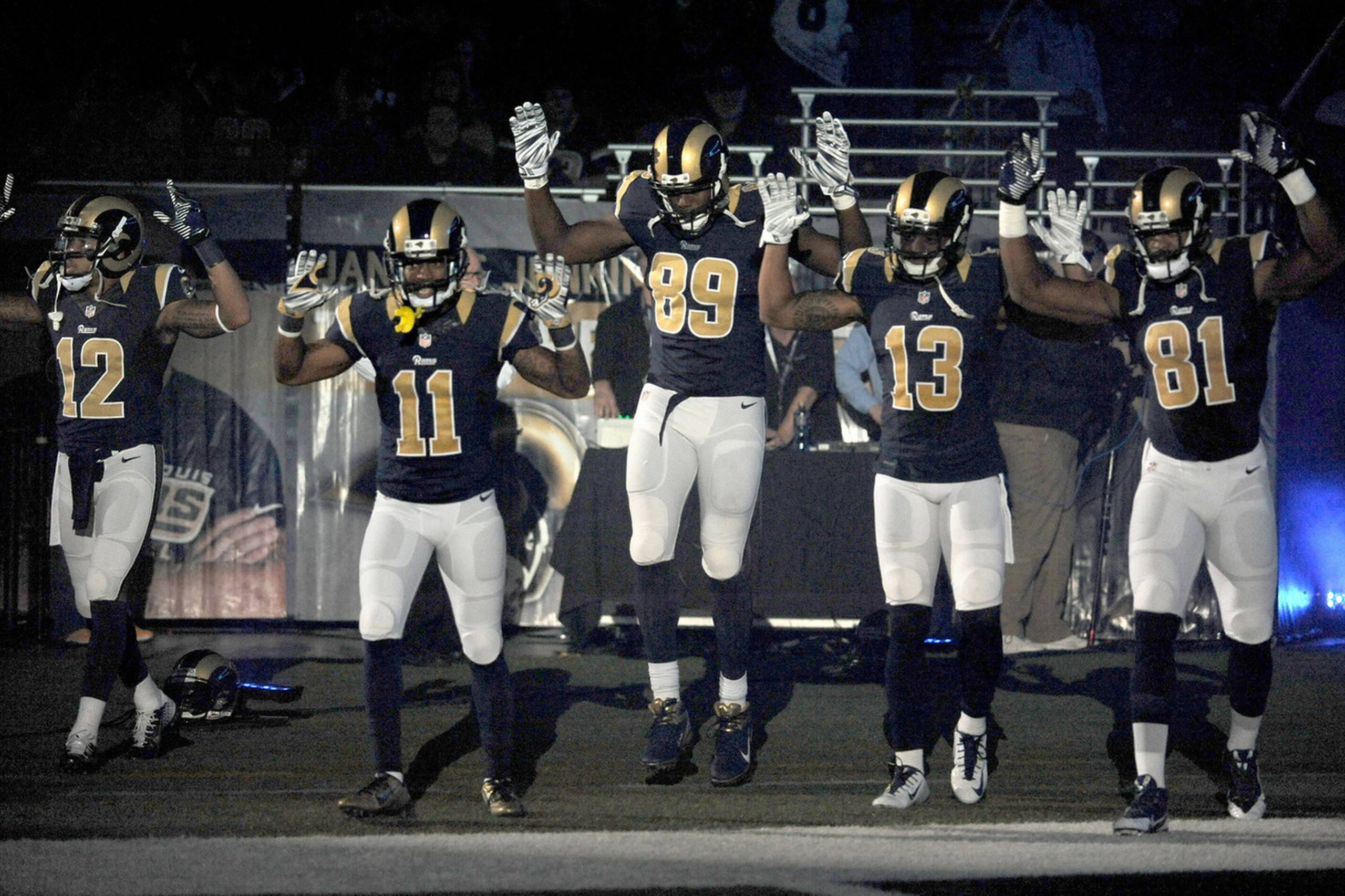 Stedman Bailey, Tavon Austin, Jared Cook, Chris Givens og Kenny Britt gik på banen med en støtteaktion til demonstranterne i Ferguson.